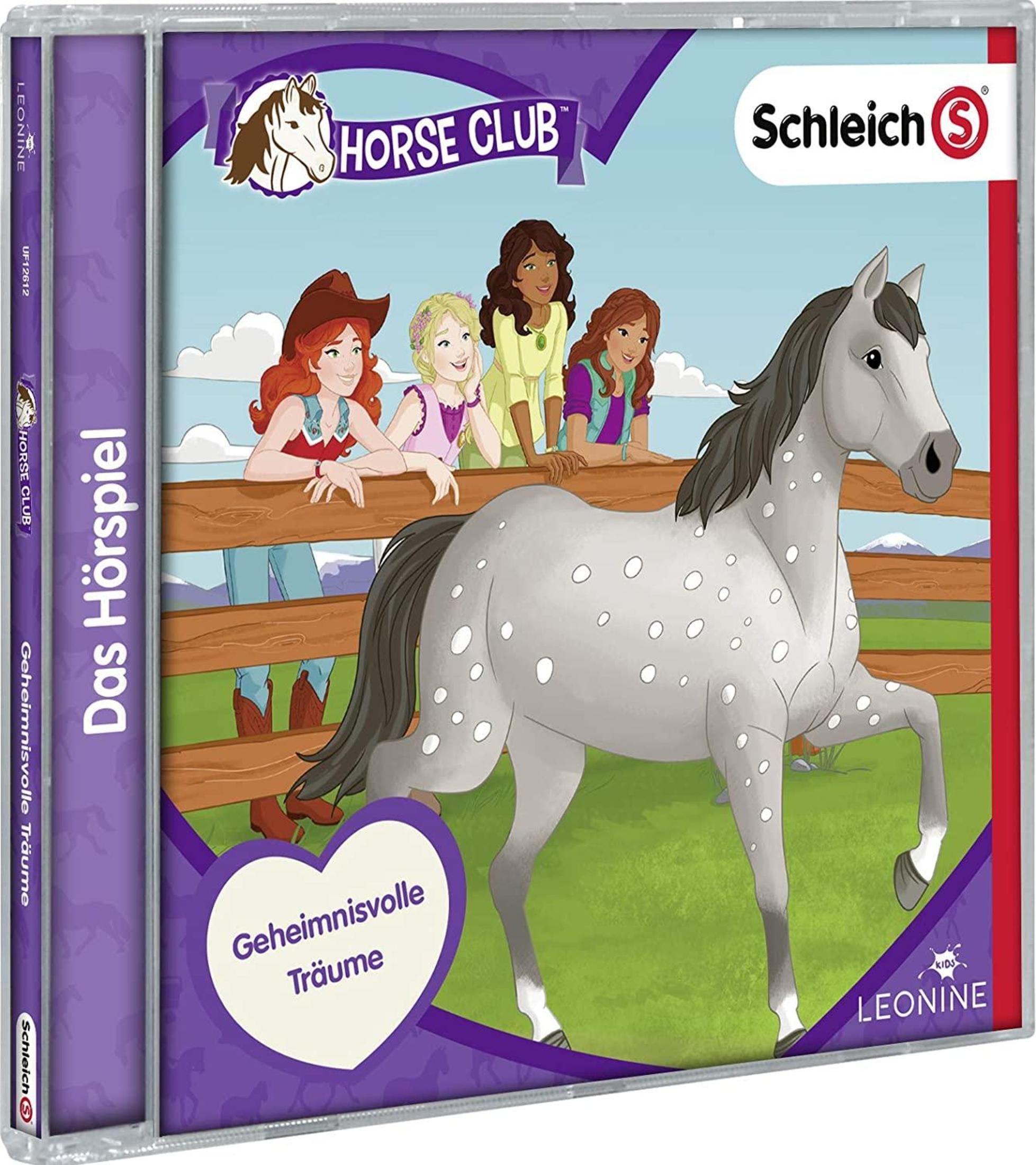 Ein graues gepunktetes Pferd steht vor einem Holzzaun, während vier Mädchen im Hintergrund zuschauen.