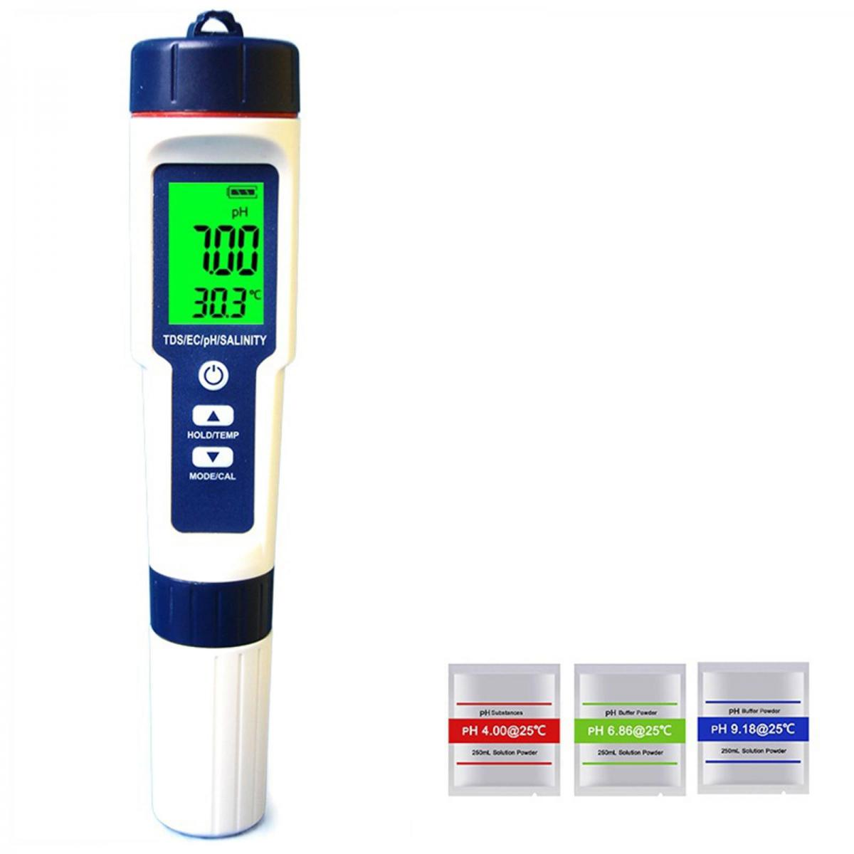Ein weiß-blaues pH-Meter mit digitalem Display und drei pH-Puffersaftpäckchen unten rechts auf weißem Grund.