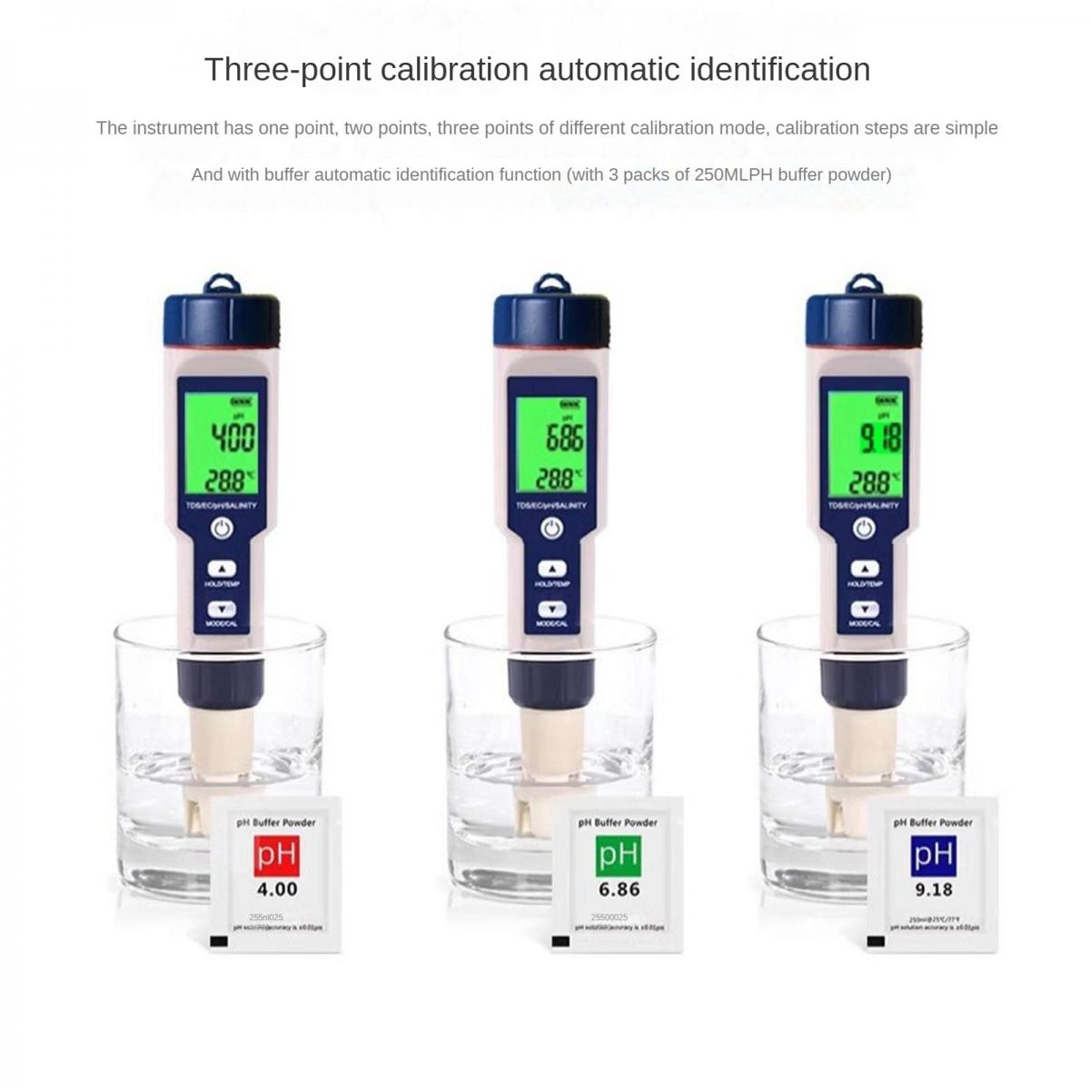 Drei pH-Meter testen Wasser in Bechern, mit Pufferpulver-Päckchen für 4,00, 6,86 und 9,18.