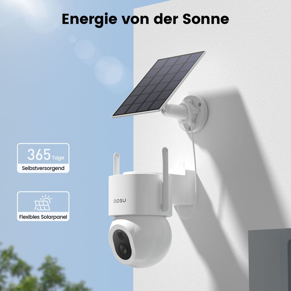 Eine weiße Überwachungskamera an einer Wand mit einem kleinen Solarpanel darüber vor klarem blauem Himmel.