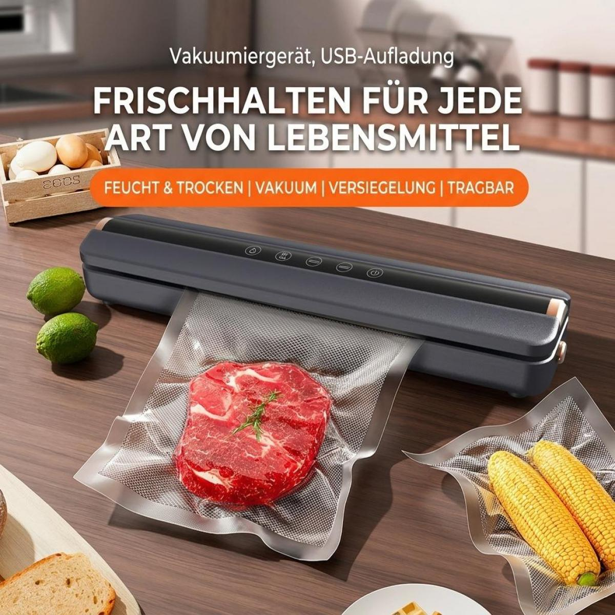 Ein graues Vakuumiergerät auf einem Holztisch, das rohes Fleisch und Mais in Folienbeuteln versiegelt.