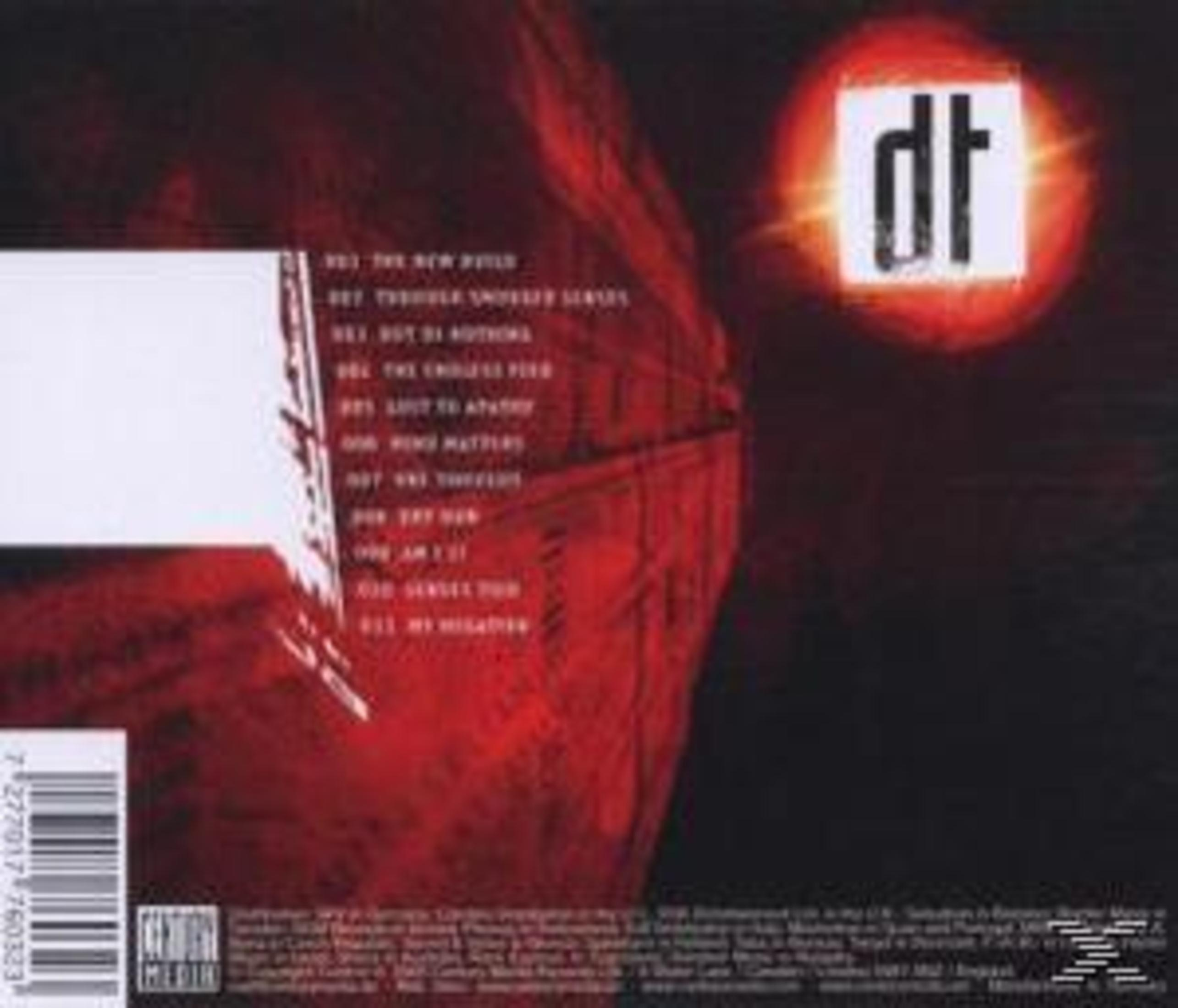 Rückseite einer Musik-CD mit rotem Hintergrund, Trackliste, Strichcode und dem Logo DT in einem strahlenden Kreis.