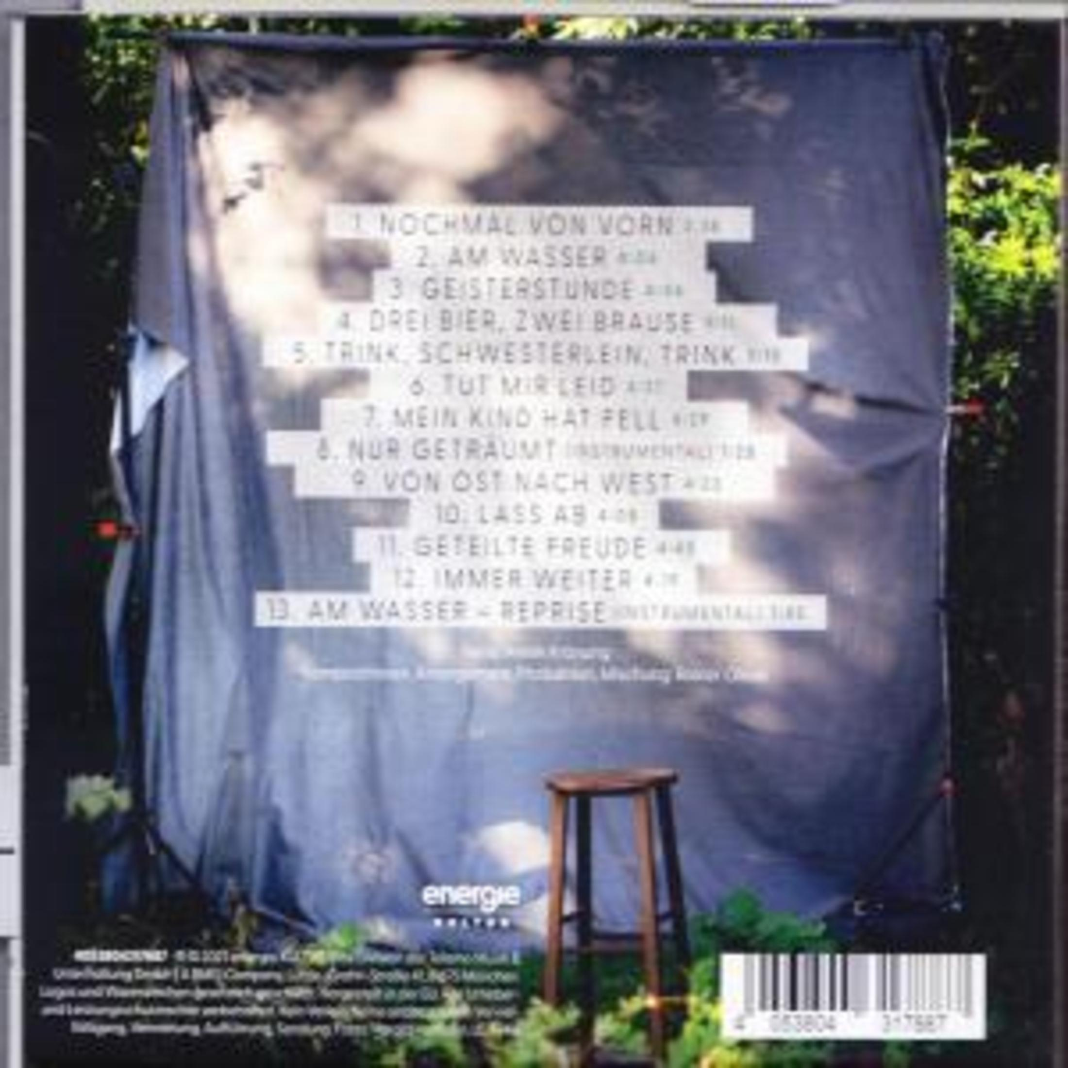 CD-Rückseite mit Tracklist auf blauem Tuch im Freien, Holzhocker und Strichcode unten.