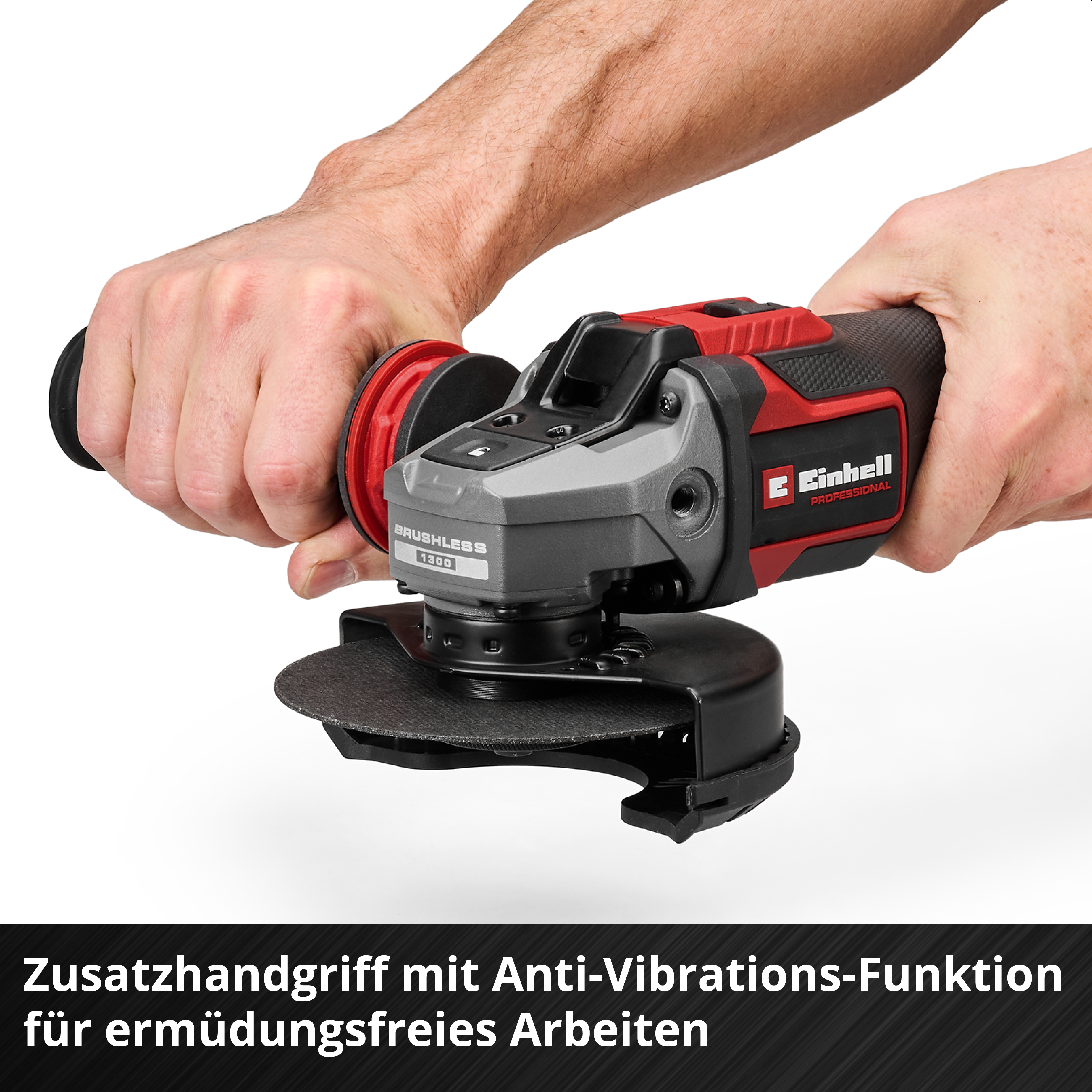 Ein Paar Hände hält einen rot-schwarzen Einhell Winkelschleifer vor weißem Hintergrund.