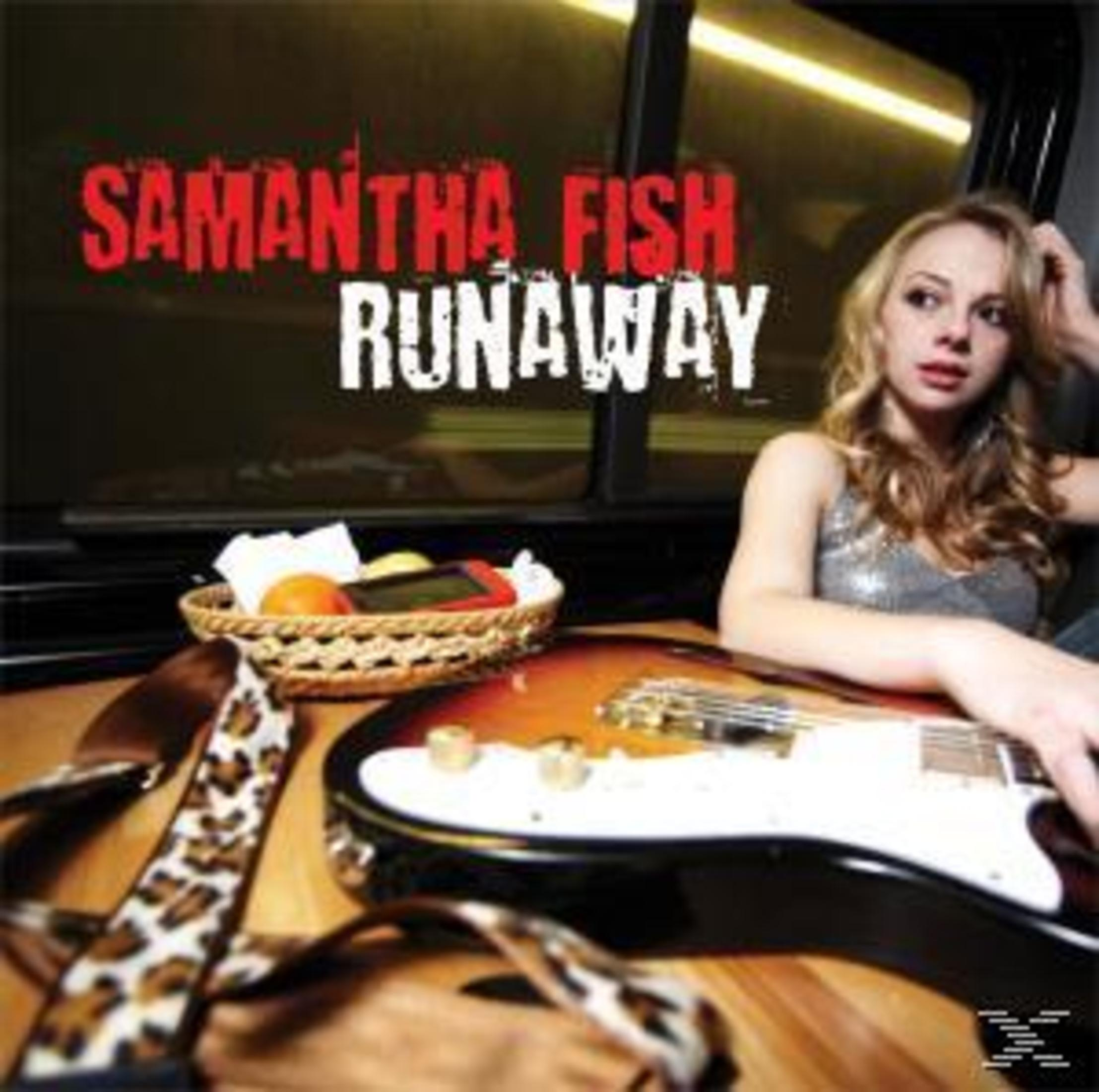 Eine blonde Frau sitzt an einem Fenster mit einer E-Gitarre, einem Korb mit Obst und dem Text Samantha Fish Runaway.