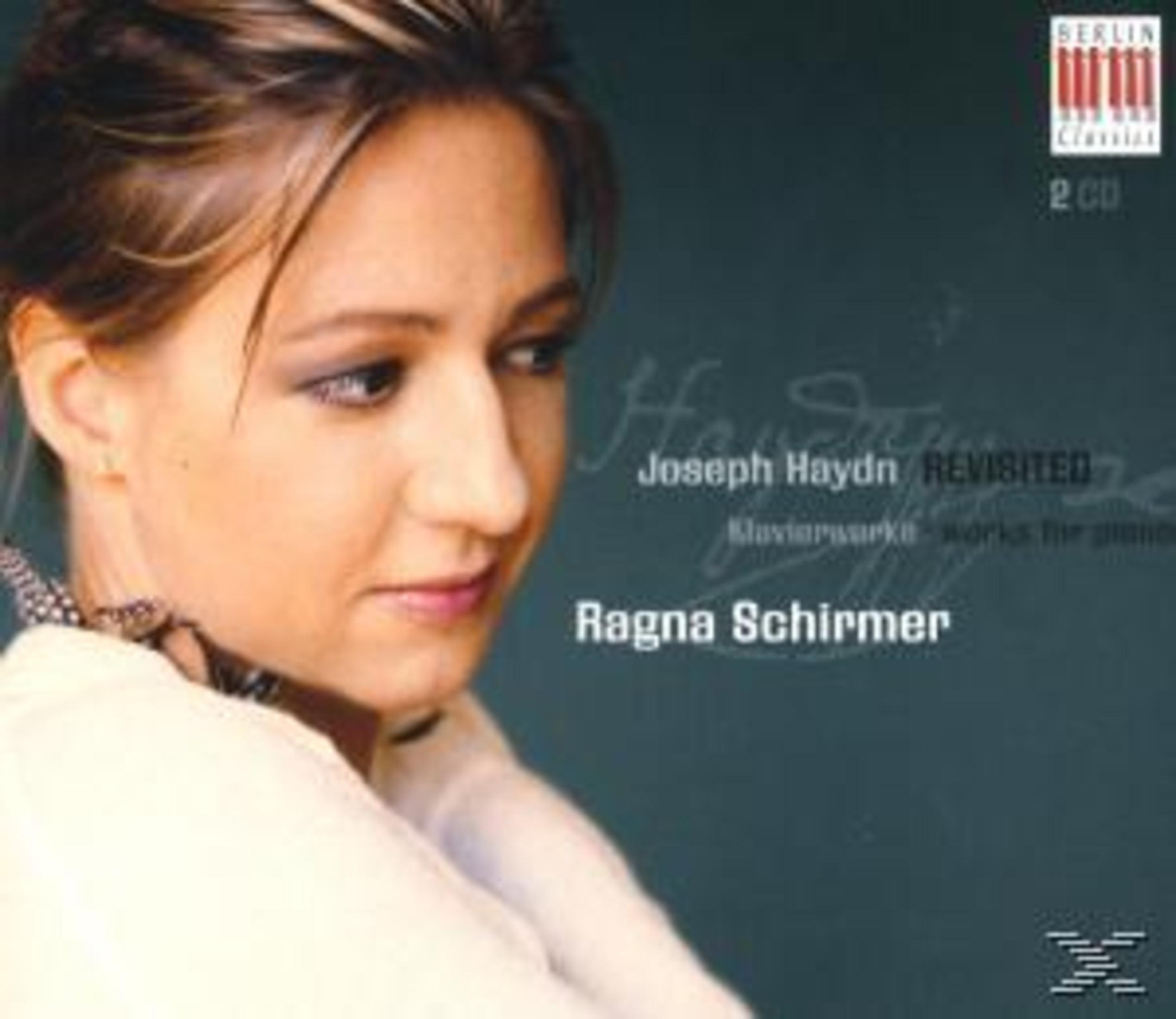 Albumcover mit Pianistin Ragna Schirmer vor grünem Hintergrund.