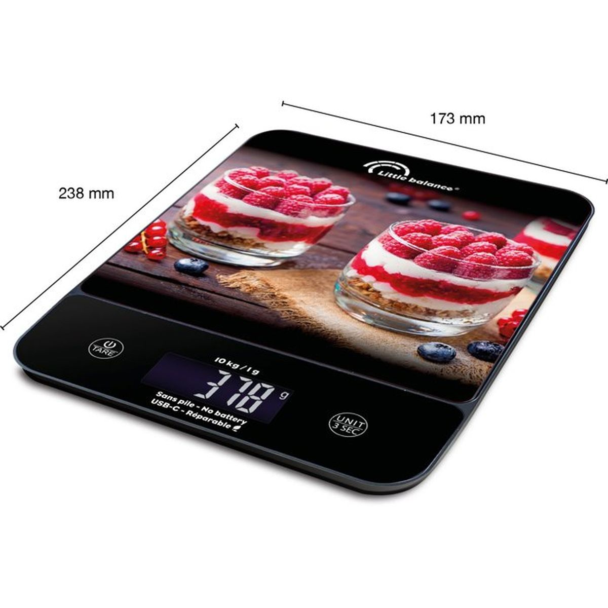 Digitale Küchenwaage in Schwarz mit Himbeerdessert-Motiv, Maßen und Display mit Messwert von 378 g.