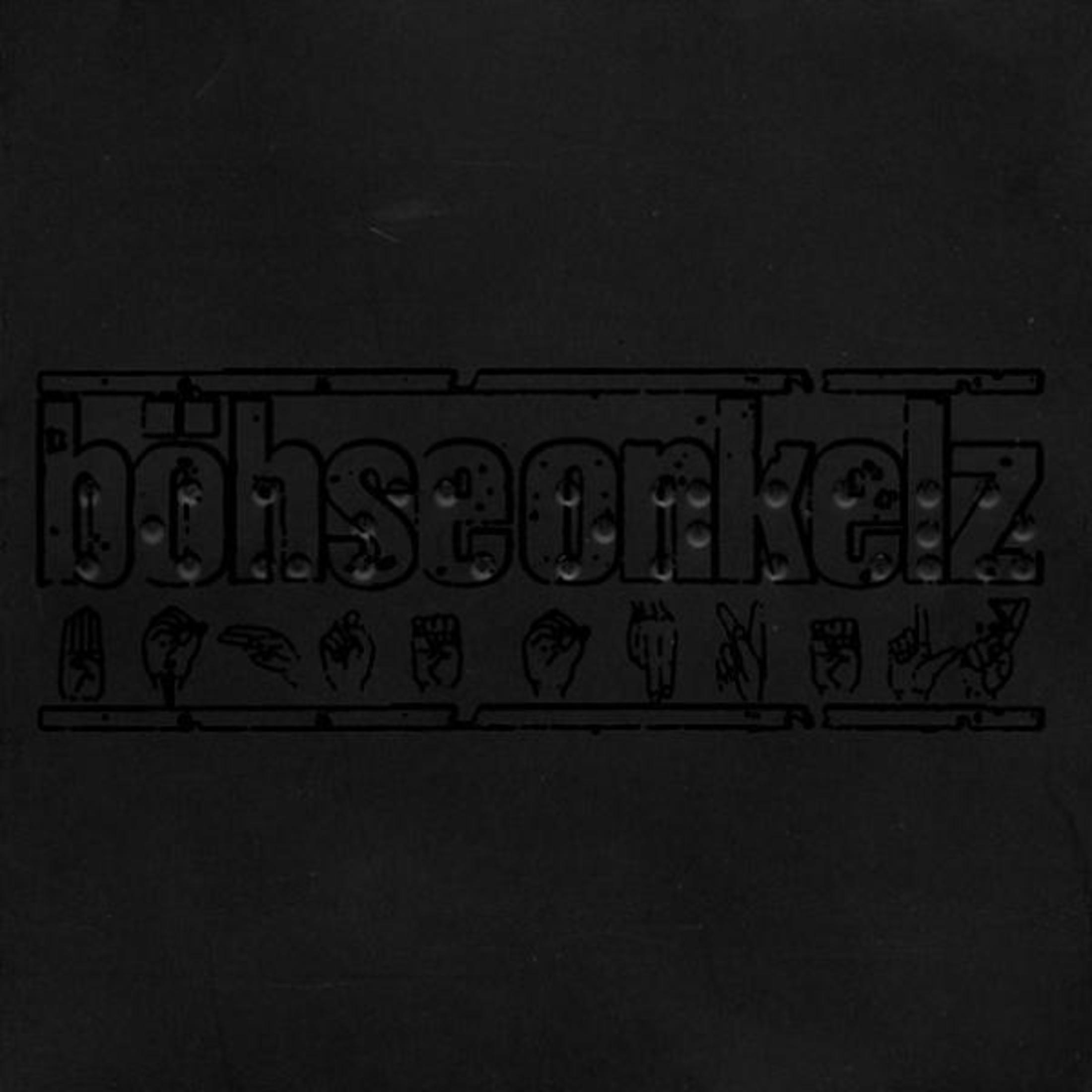 Ein schwarzer Hintergrund mit dem Bandnamen "Böhse Onkelz" in Prägeschrift und Gebärdensprachsymbolen.
