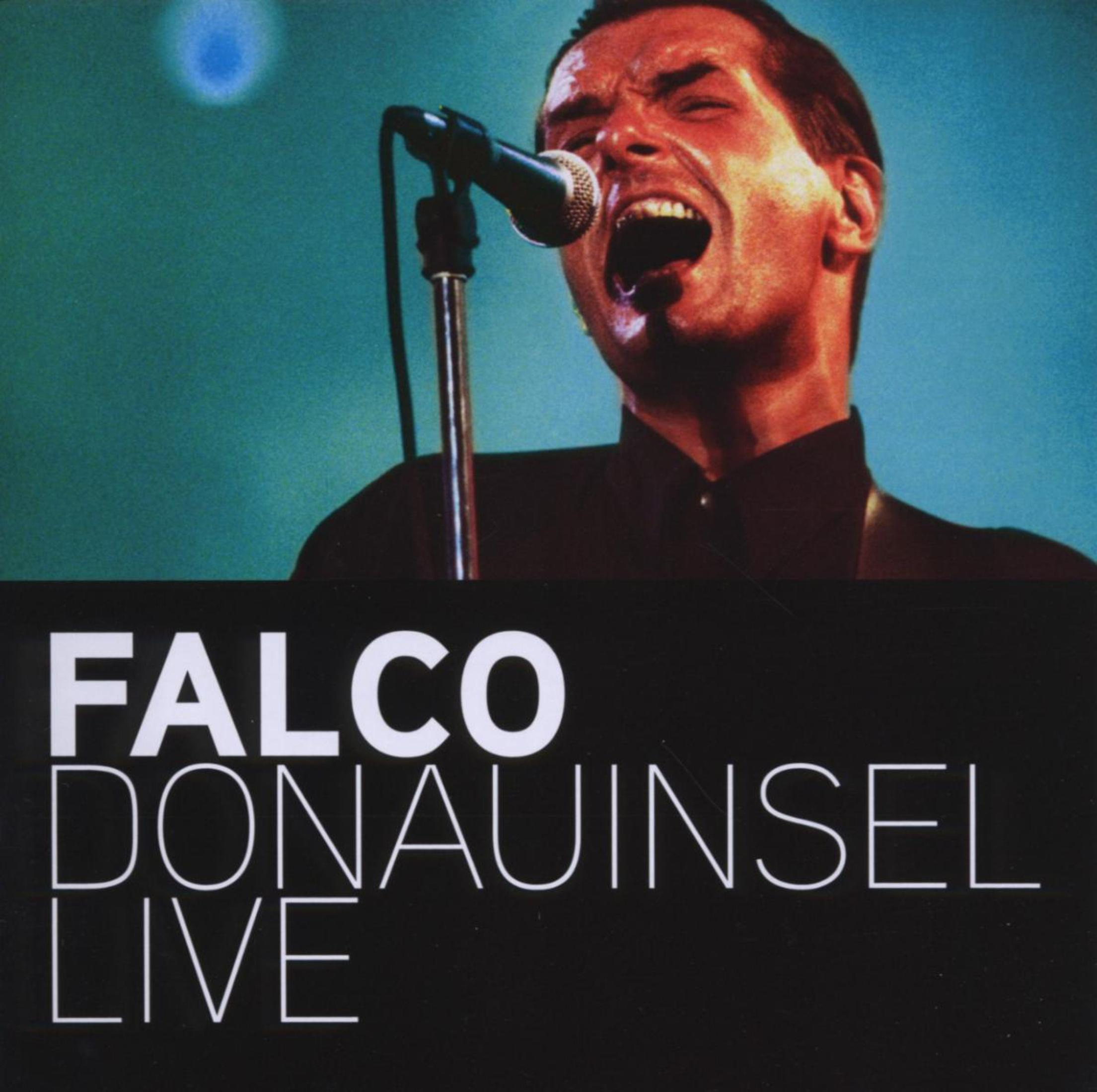 Falco singt leidenschaftlich vor türkisfarbenem Hintergrund in ein Mikrofon; darunter der Text Falco Donauinsel Live.