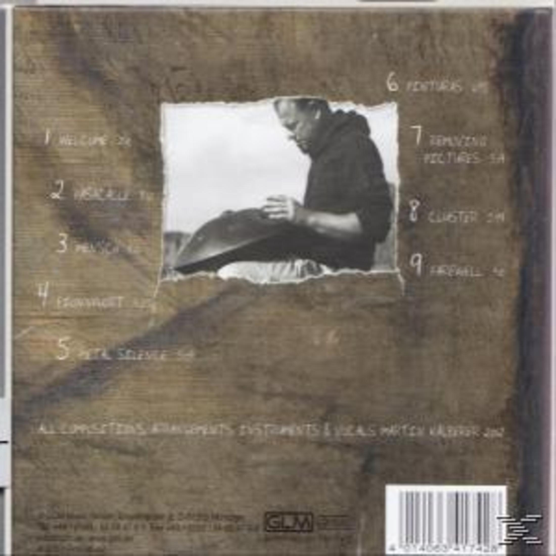 Eine CD-Rückseite zeigt einen Mann, der ein Hang spielt, umgeben von einer Titelliste auf strukturiertem Papier.