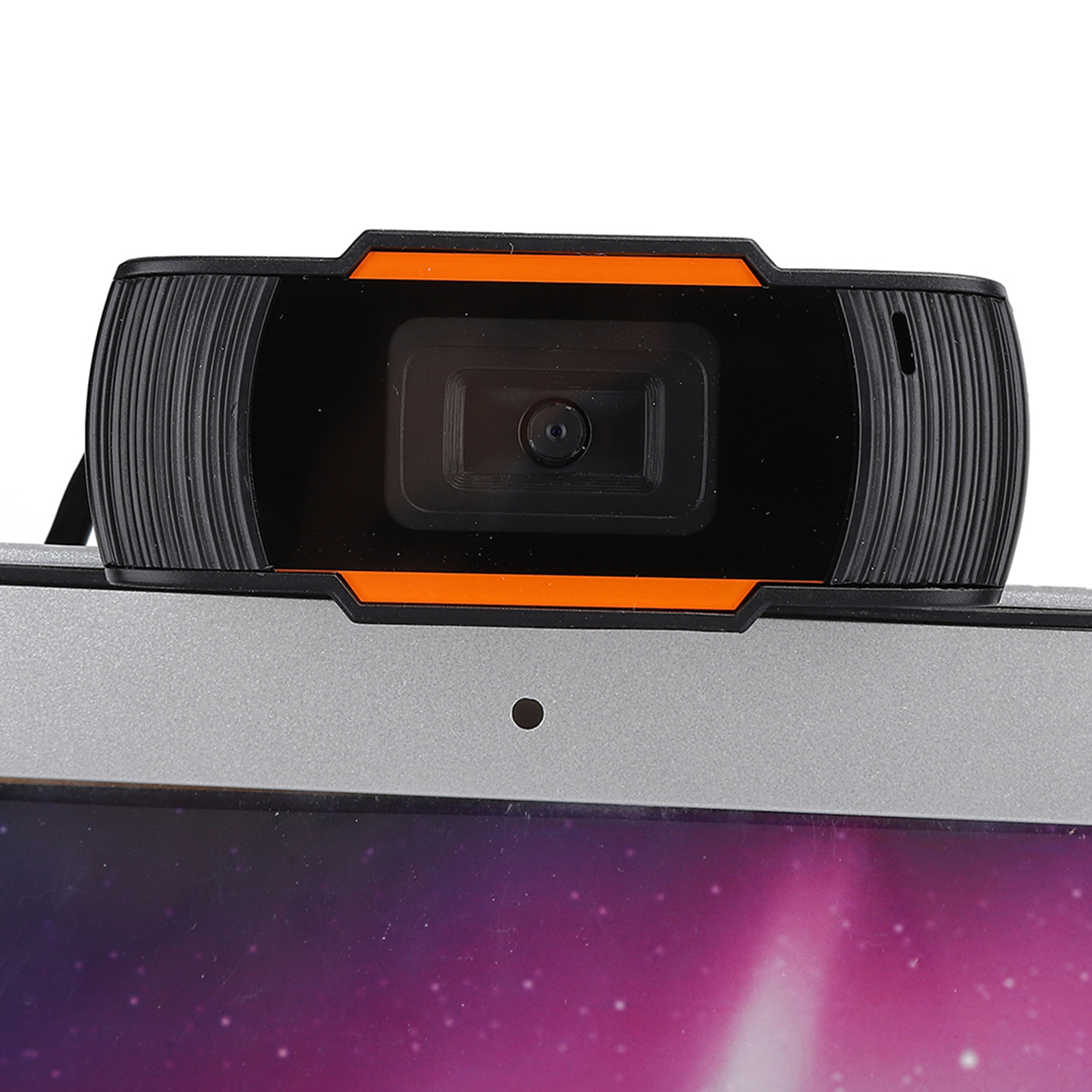 Eine schwarze Webcam mit orangefarbenem Rand, montiert auf einem Laptop-Bildschirm vor weißem Hintergrund.