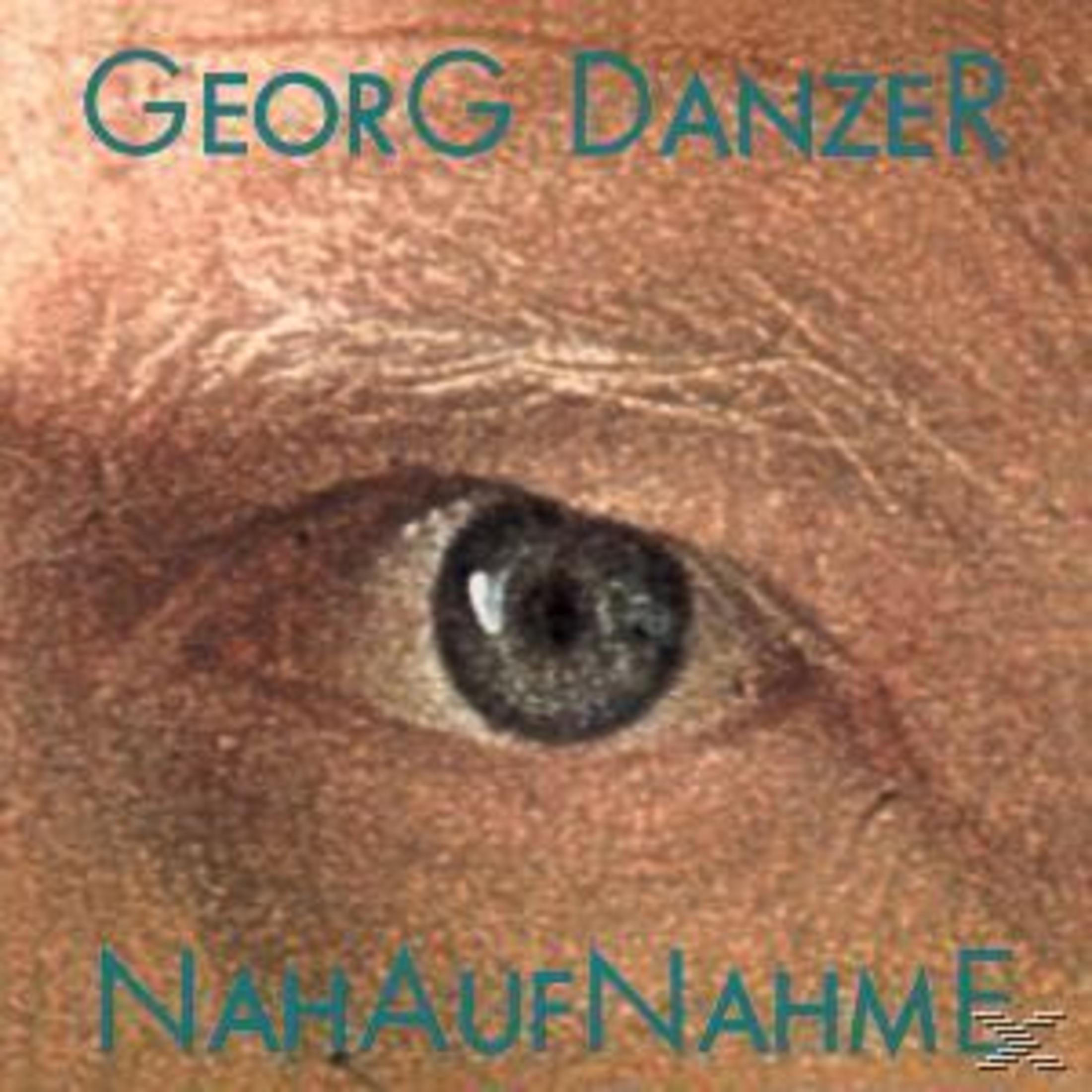 Nahaufnahme eines menschlichen Auges mit der Aufschrift Georg Danzer Nahaufnahme.