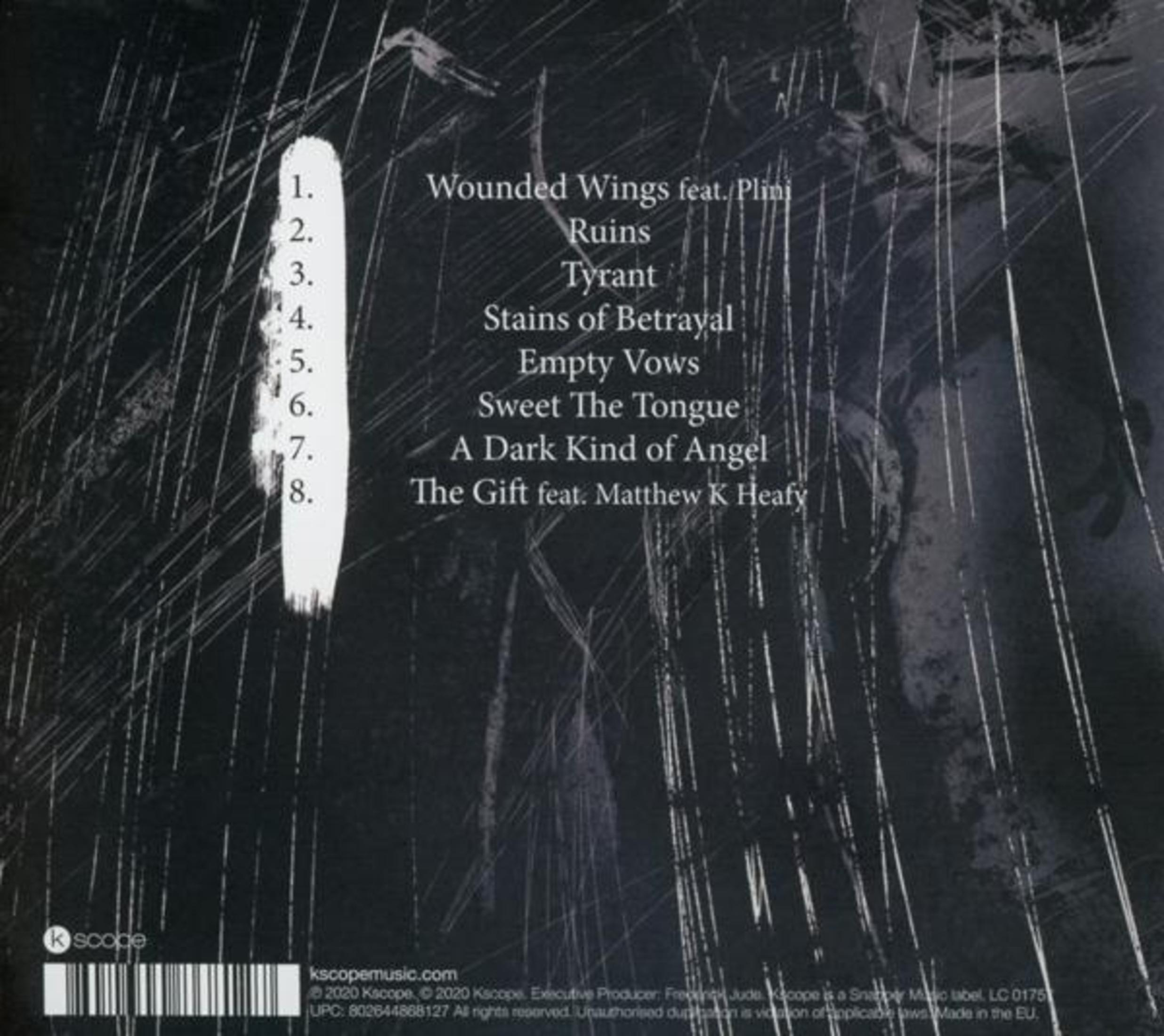 Rückseite eines Albumcovers mit einer nummerierten Titelliste auf dunklem, strukturiertem Hintergrund.