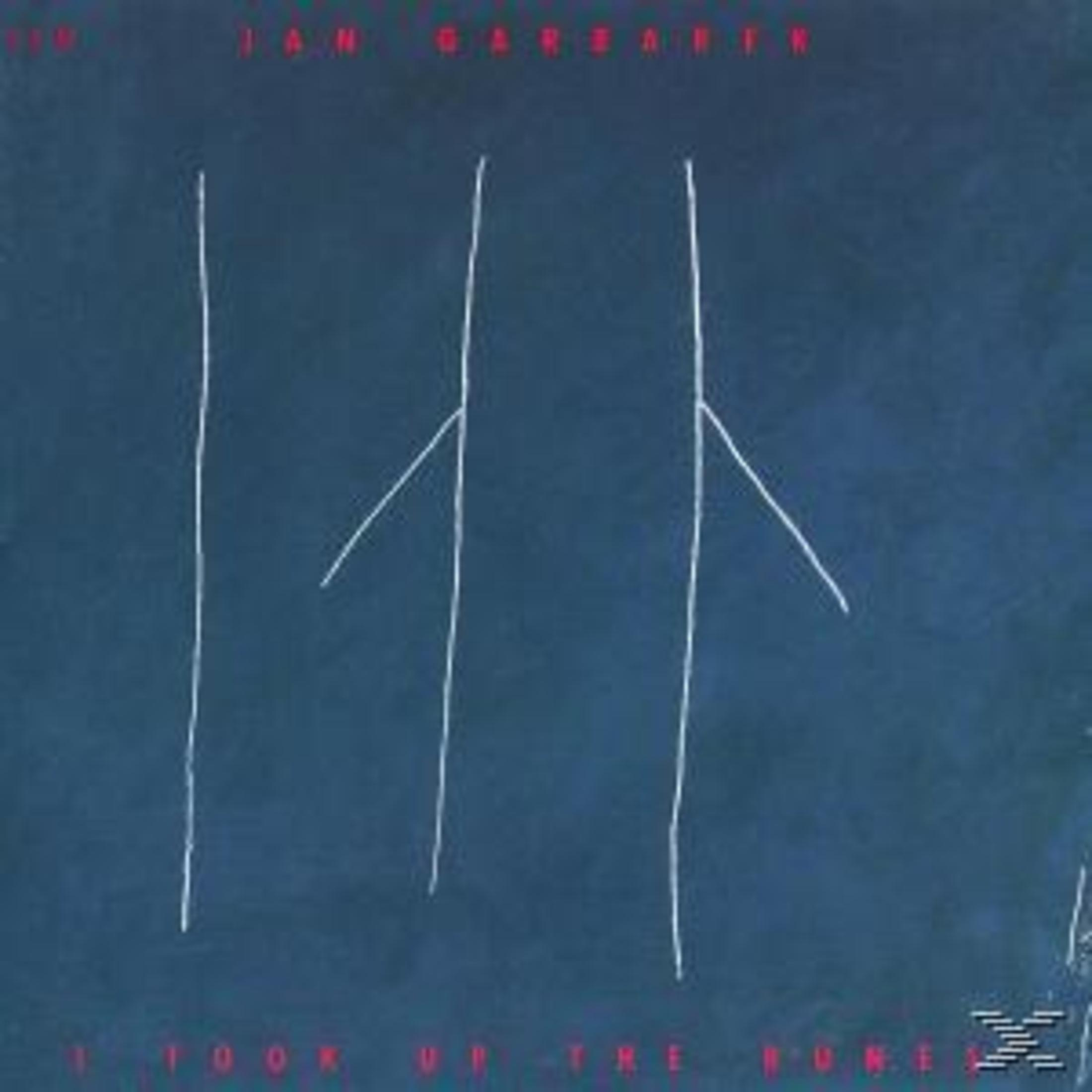 Albumcover mit drei weißen Runen auf blauem Hintergrund und roter Schrift.