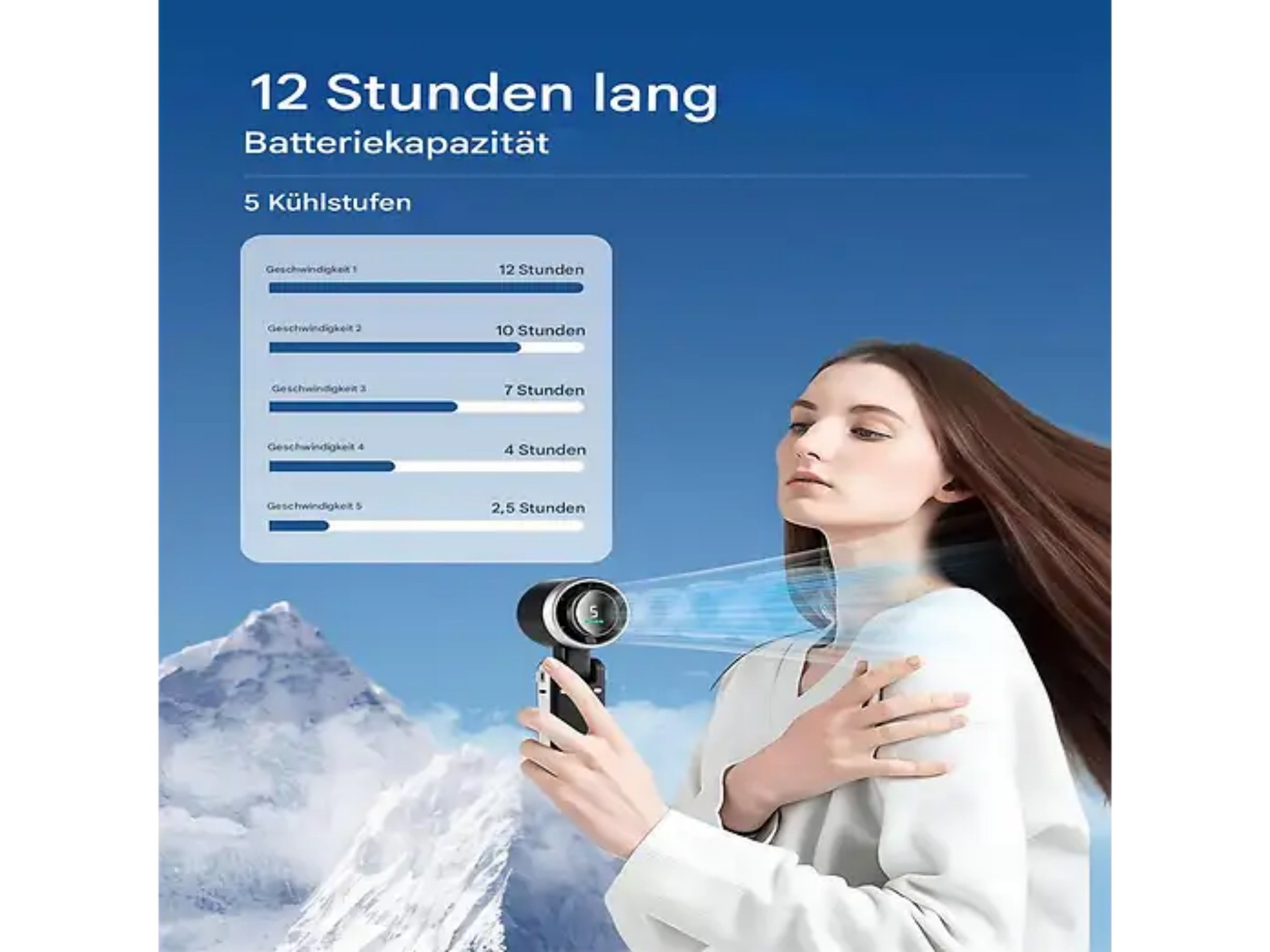 Eine Frau hält einen kleinen Ventilator mit Kühlstufen und Akkulaufzeit-Grafik.