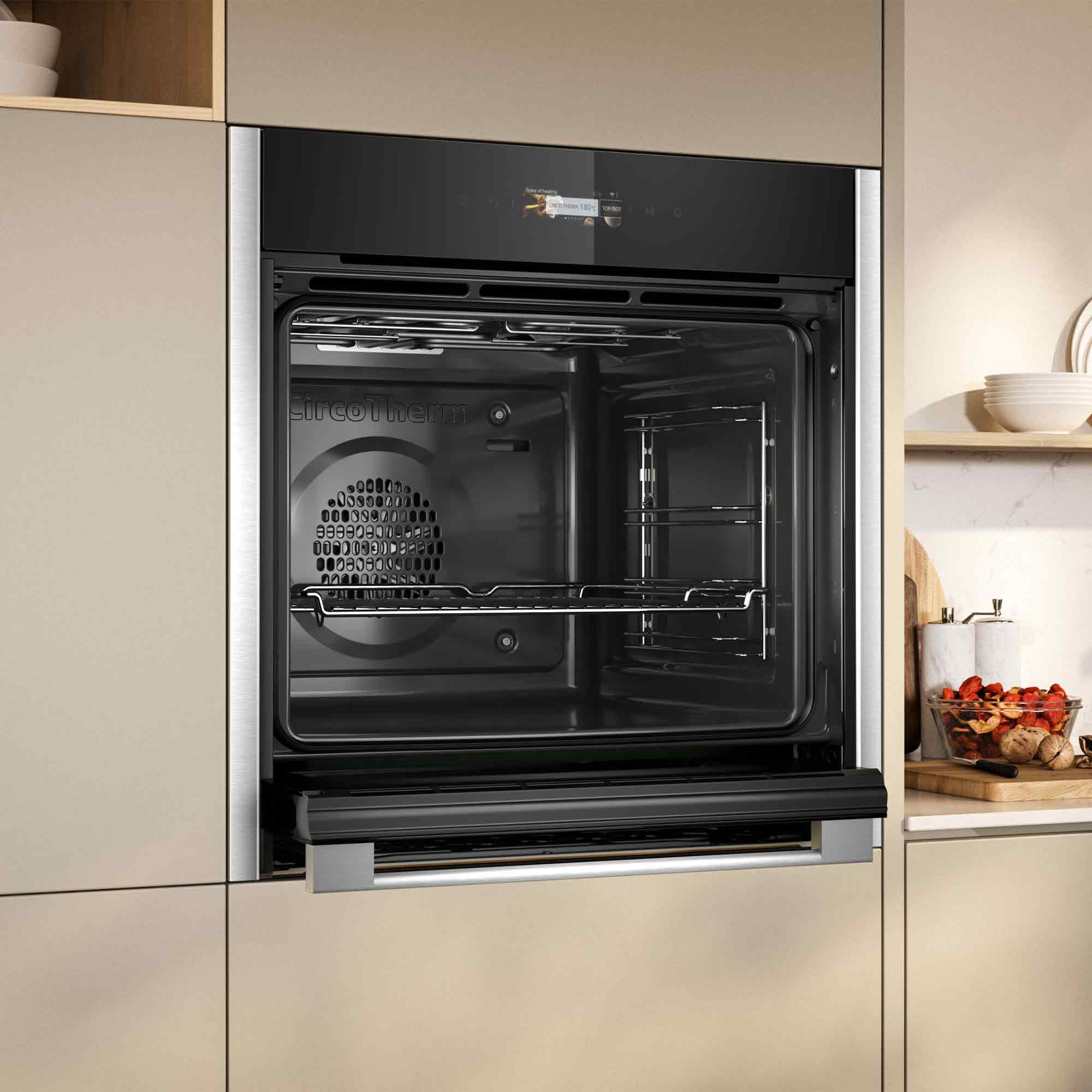 Moderner schwarzer Backofen mit geöffneter Tür und digitalem Display in einer hellen Küche.