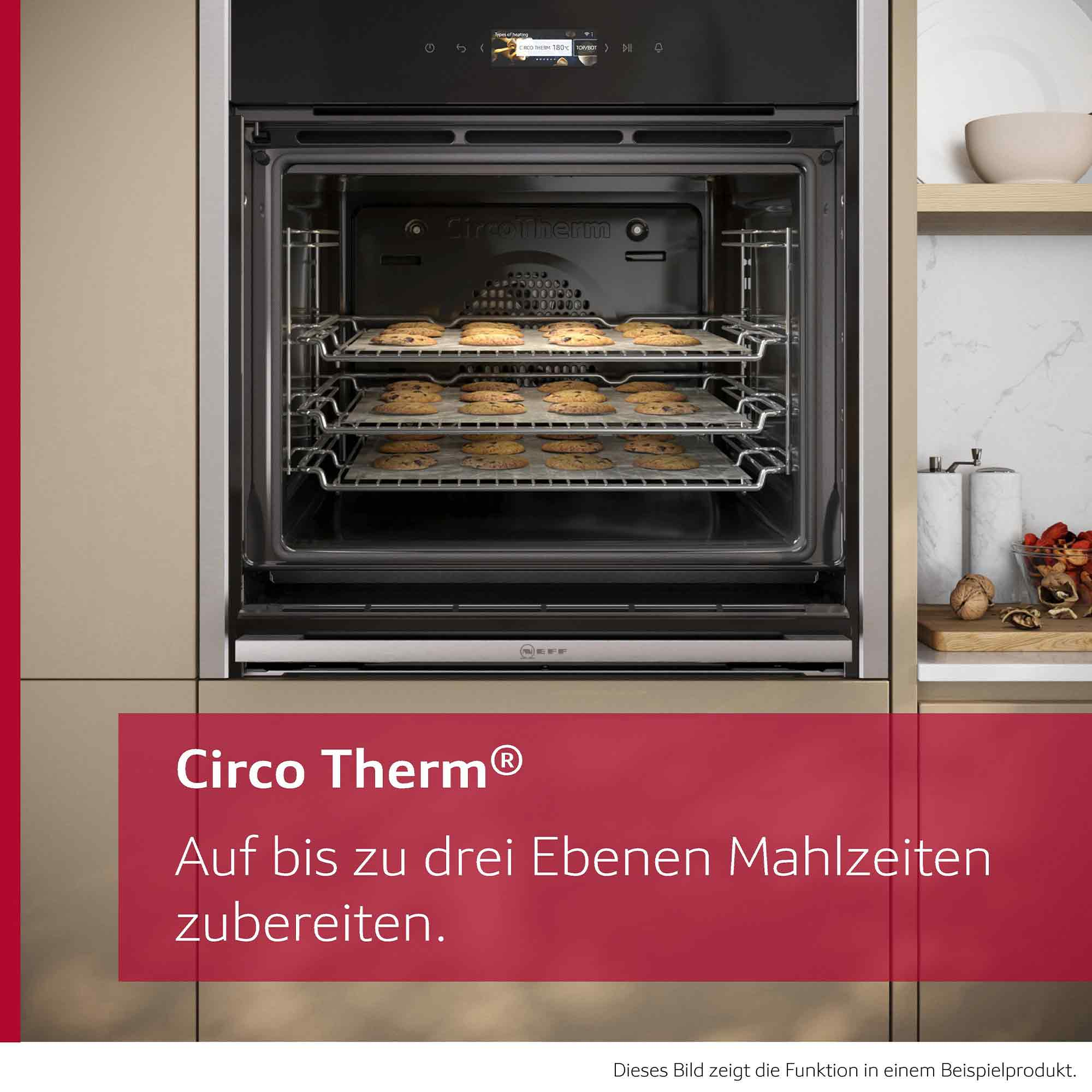 Ein Backofen mit drei Ebenen, auf denen jeweils Backbleche mit Keksen liegen. Unten links roter Text.