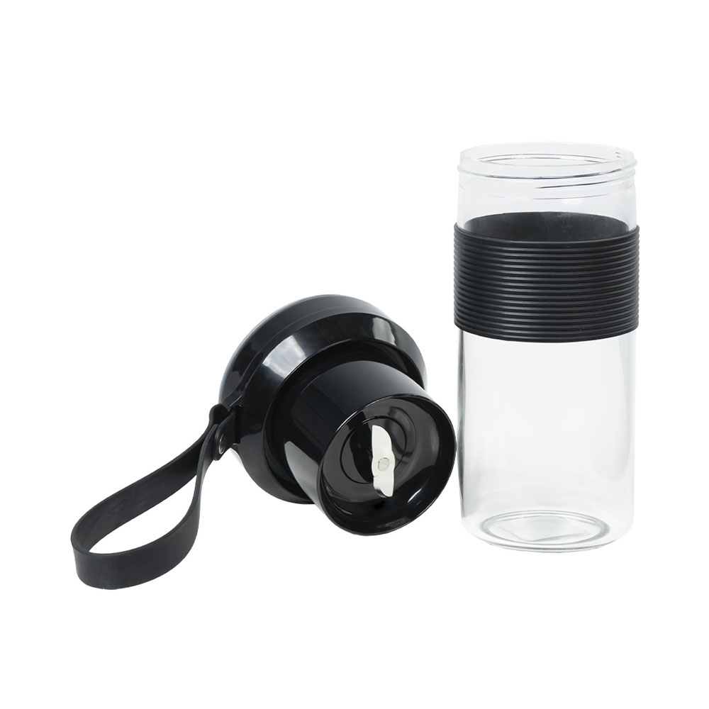 Une bouteille blender portable avec corps en verre, couvercle noir à lames et lanière.