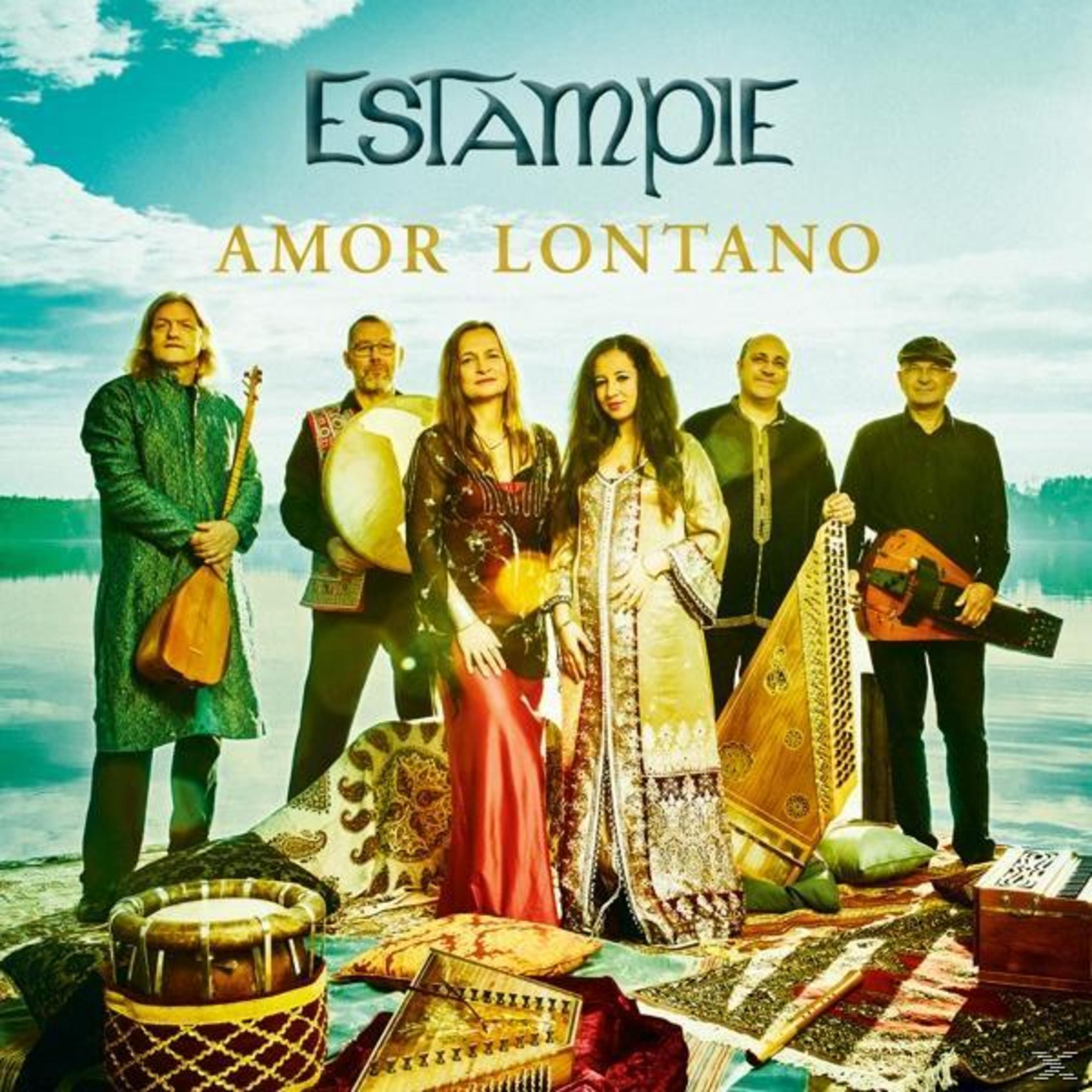 Sechs Musiker posieren im Freien an einem See mit traditionellen Instrumenten, unter dem Text 'ESTAMPIE AMOR LONTANO'.
