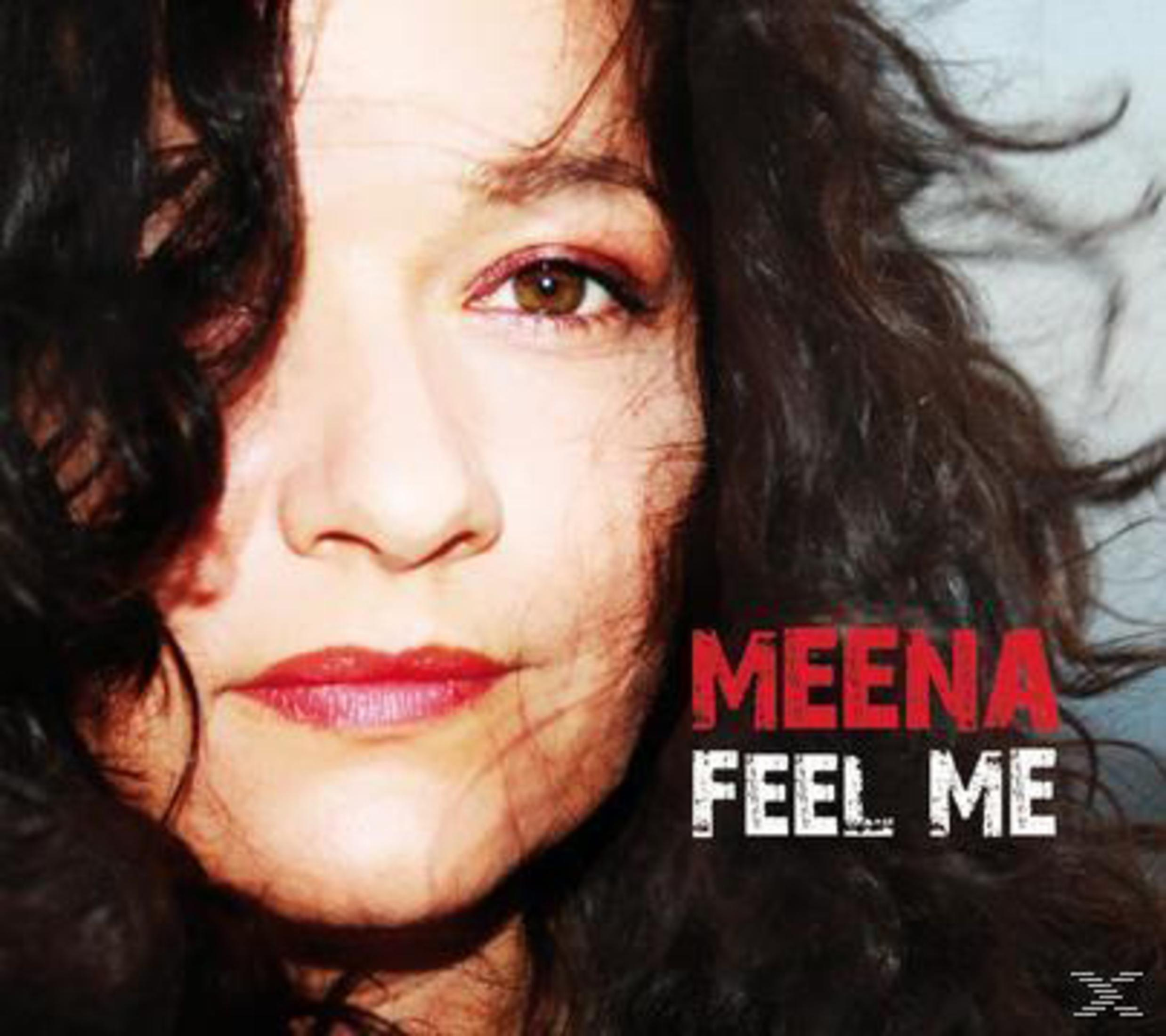 Nahaufnahme einer Frau mit dunklen Haaren und rotem Lippenstift. Text "MEENA FEEL ME" in der Ecke.
