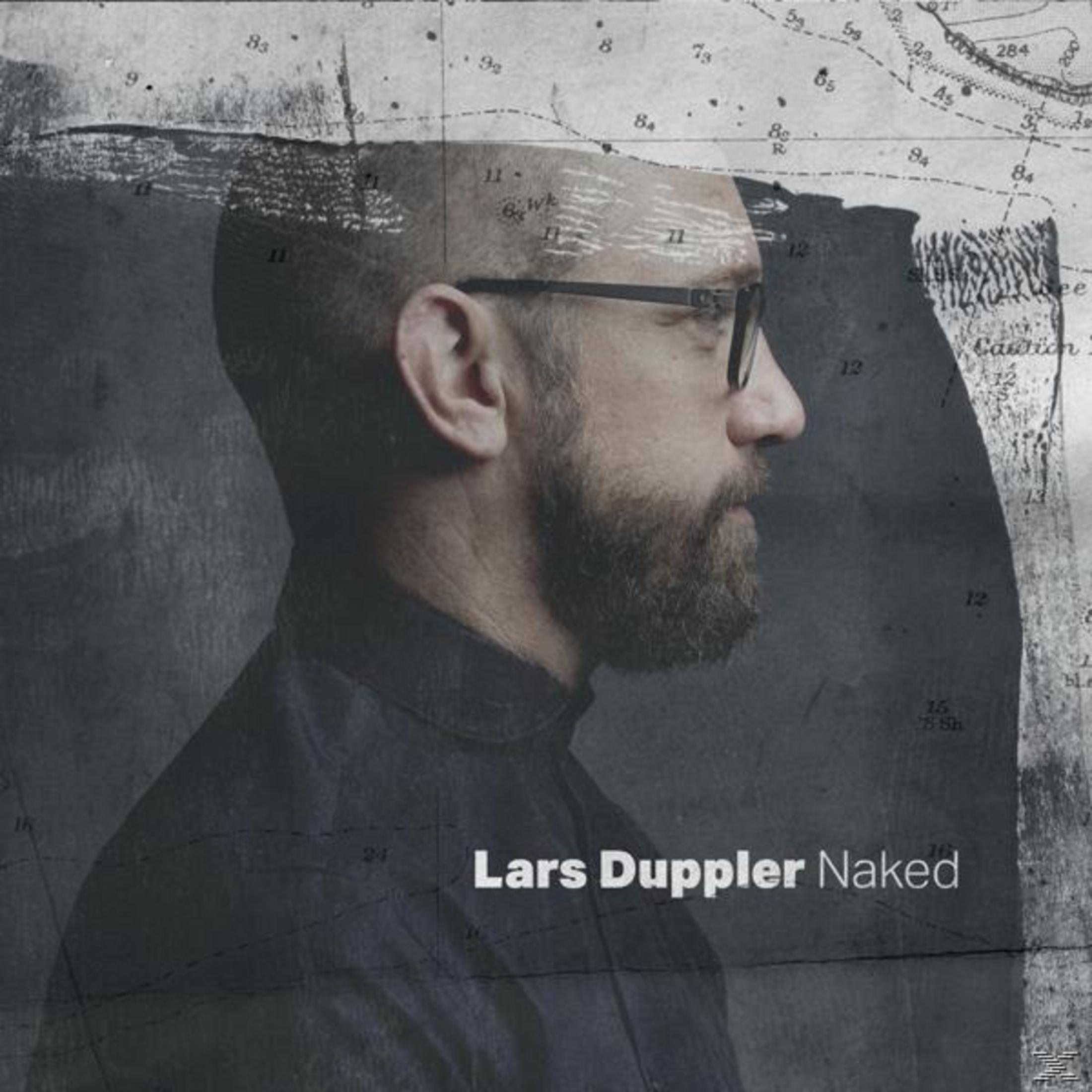 Profil eines bärtigen Mannes mit Brille, überlagert mit einer Seekarte und dem Text Lars Duppler Naked.