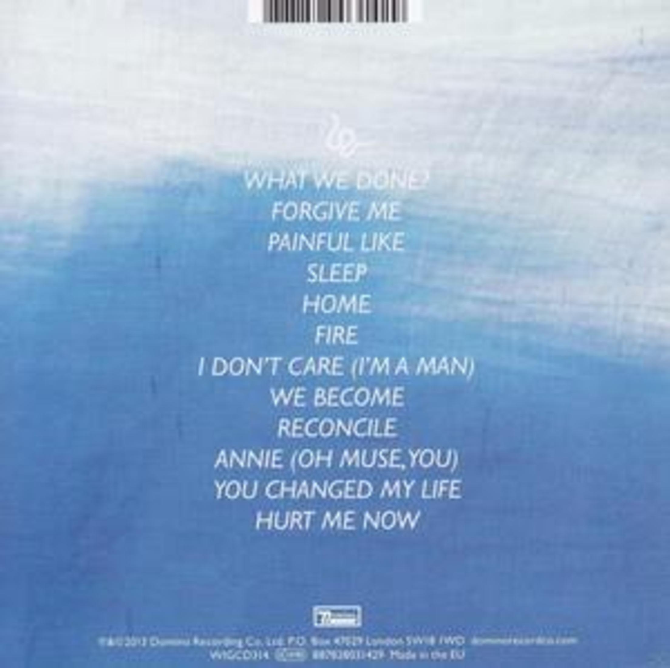 Blaue Hintergrundkulisse mit einer weißen Tracklist und einem Barcode oben.