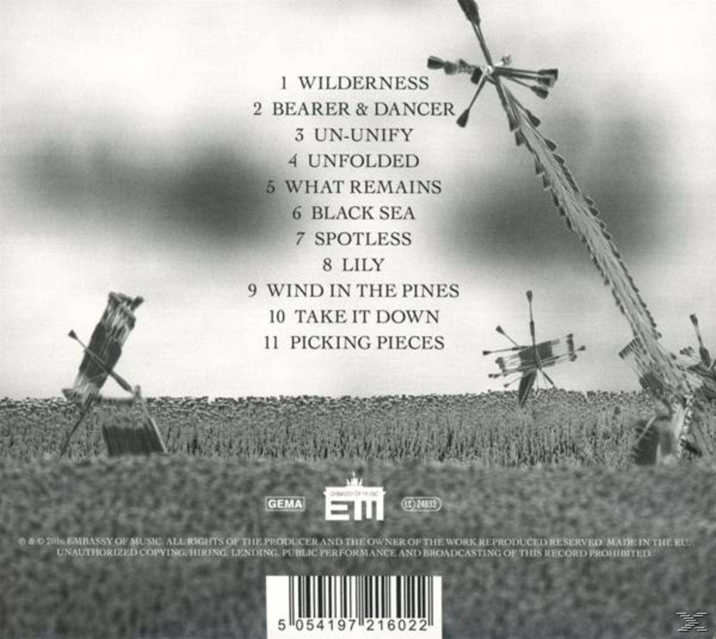 Rückseite einer Musik-CD mit Tracklist, Stacheldrahtstrukturen auf Feldern und Barcode.