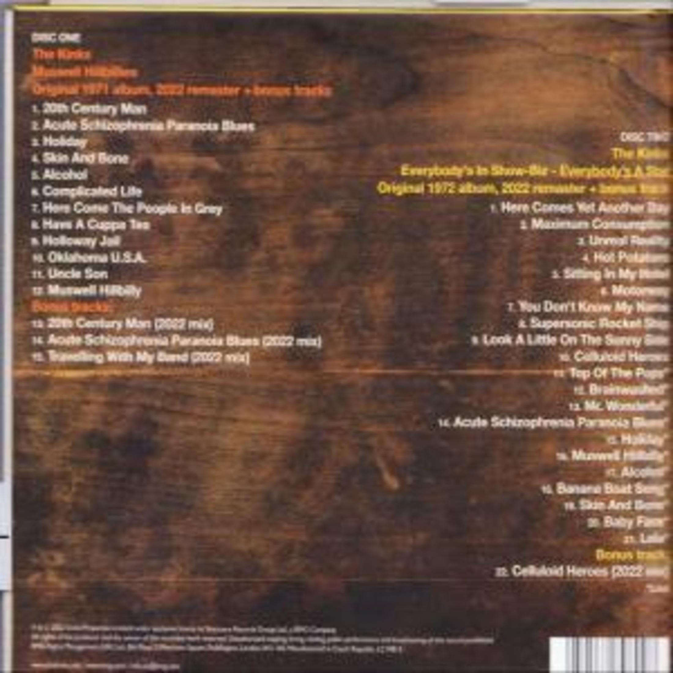 Rückseite einer Musik-CD mit zwei Tracklisten auf dunklem Holzmaserungs-Hintergrund und einem Barcode.