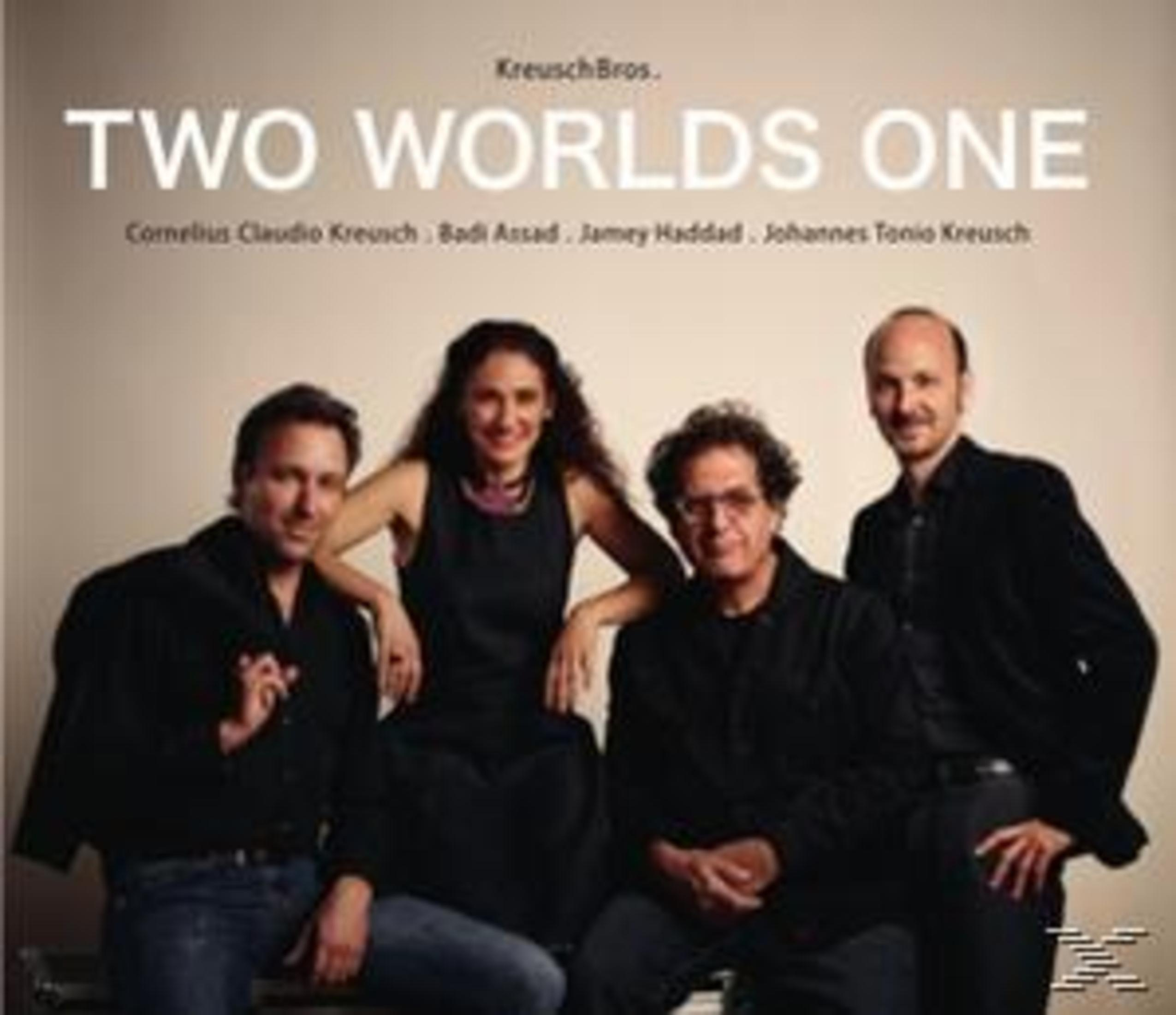 Vier Musiker posieren für das Albumcover von Two Worlds One.
