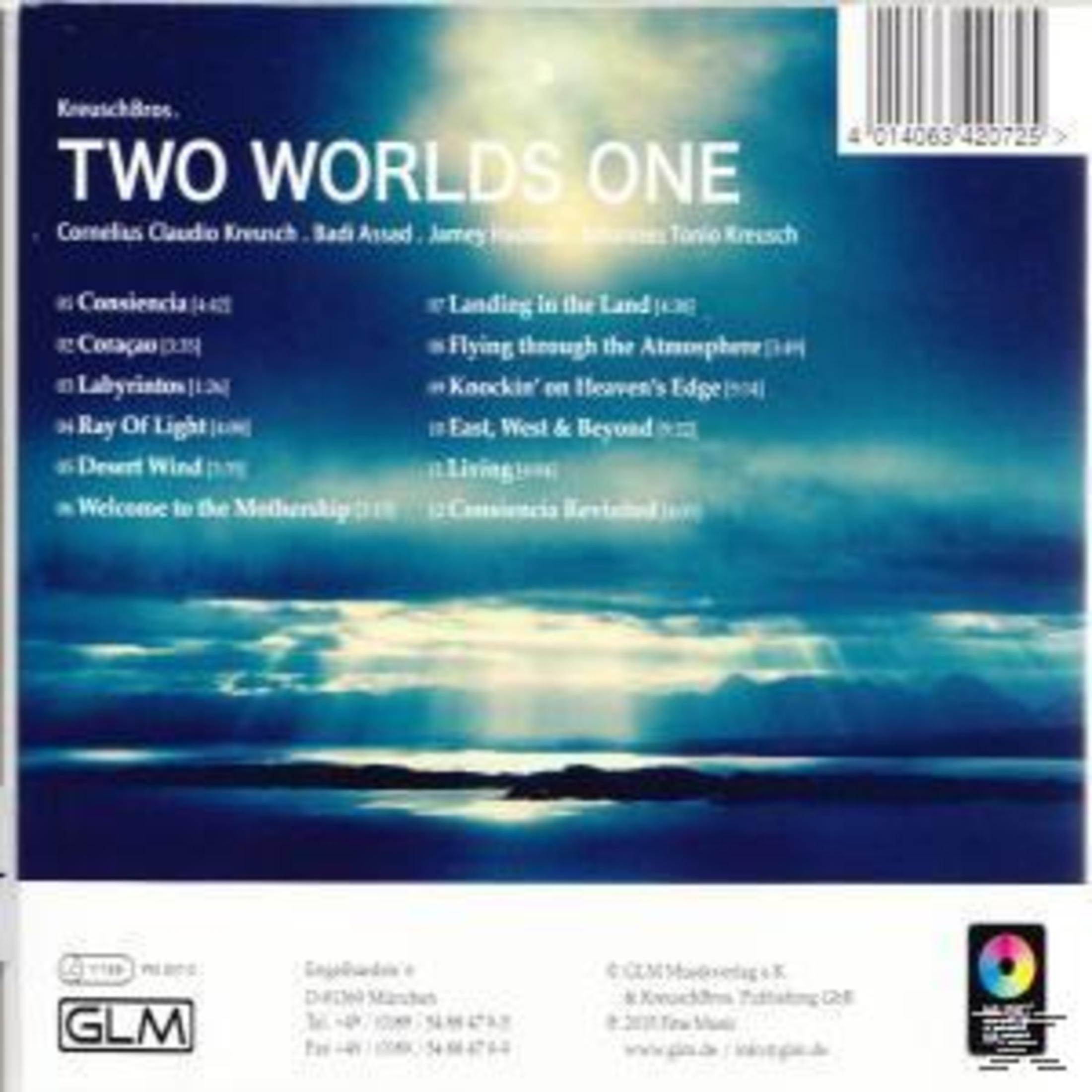 Rückseite des CD-Covers Two Worlds One mit Titelliste vor einer blauen Himmelslandschaft und Wolken.