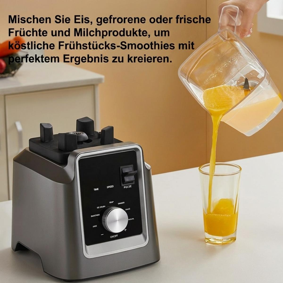 Ein Standmixer steht auf einer Theke, während Orangensaft in ein Glas gegossen wird, mit deutschem Text.