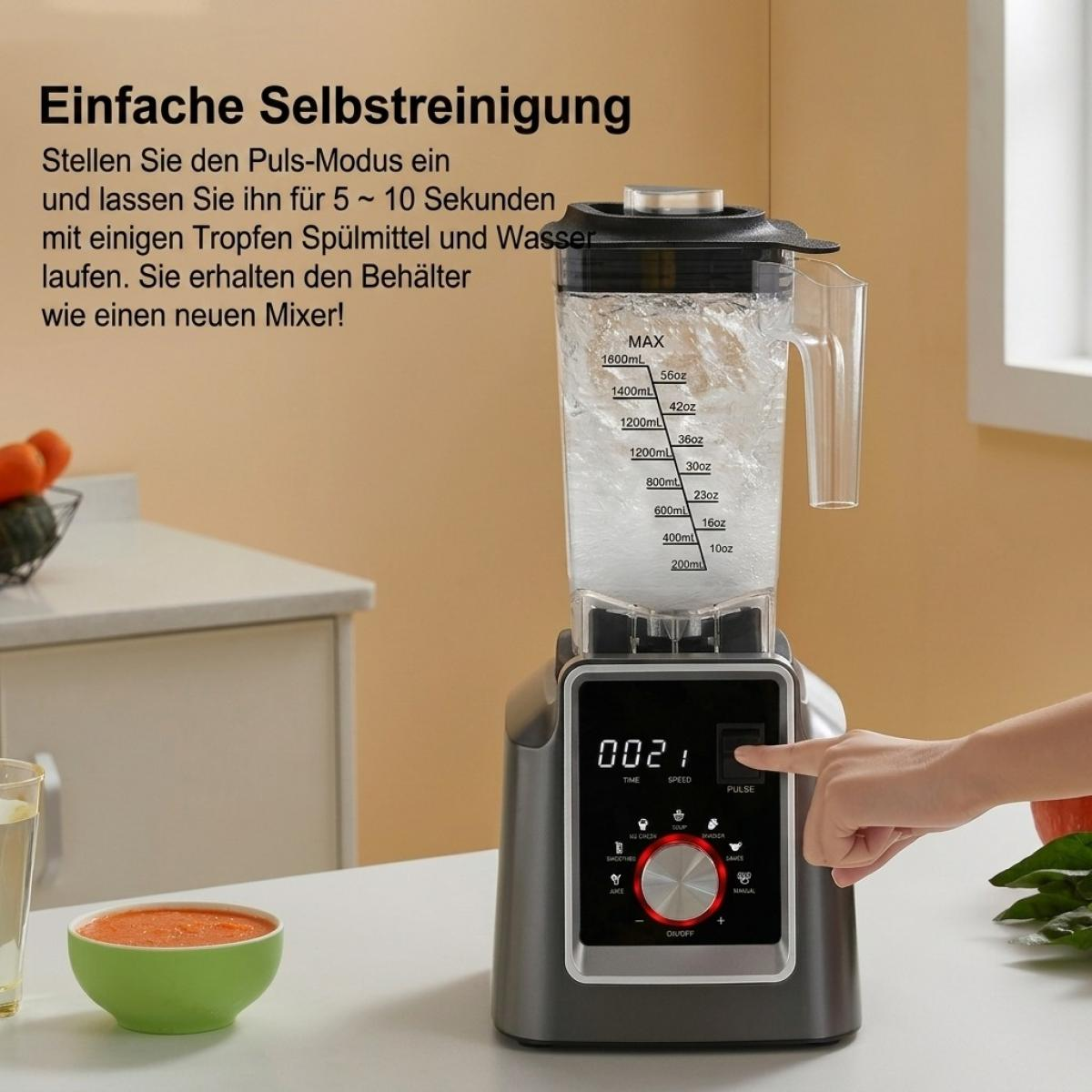 Ein grauer Standmixer mit klarem Behälter voller Wasser reinigt sich selbst auf einer Küchentheke.