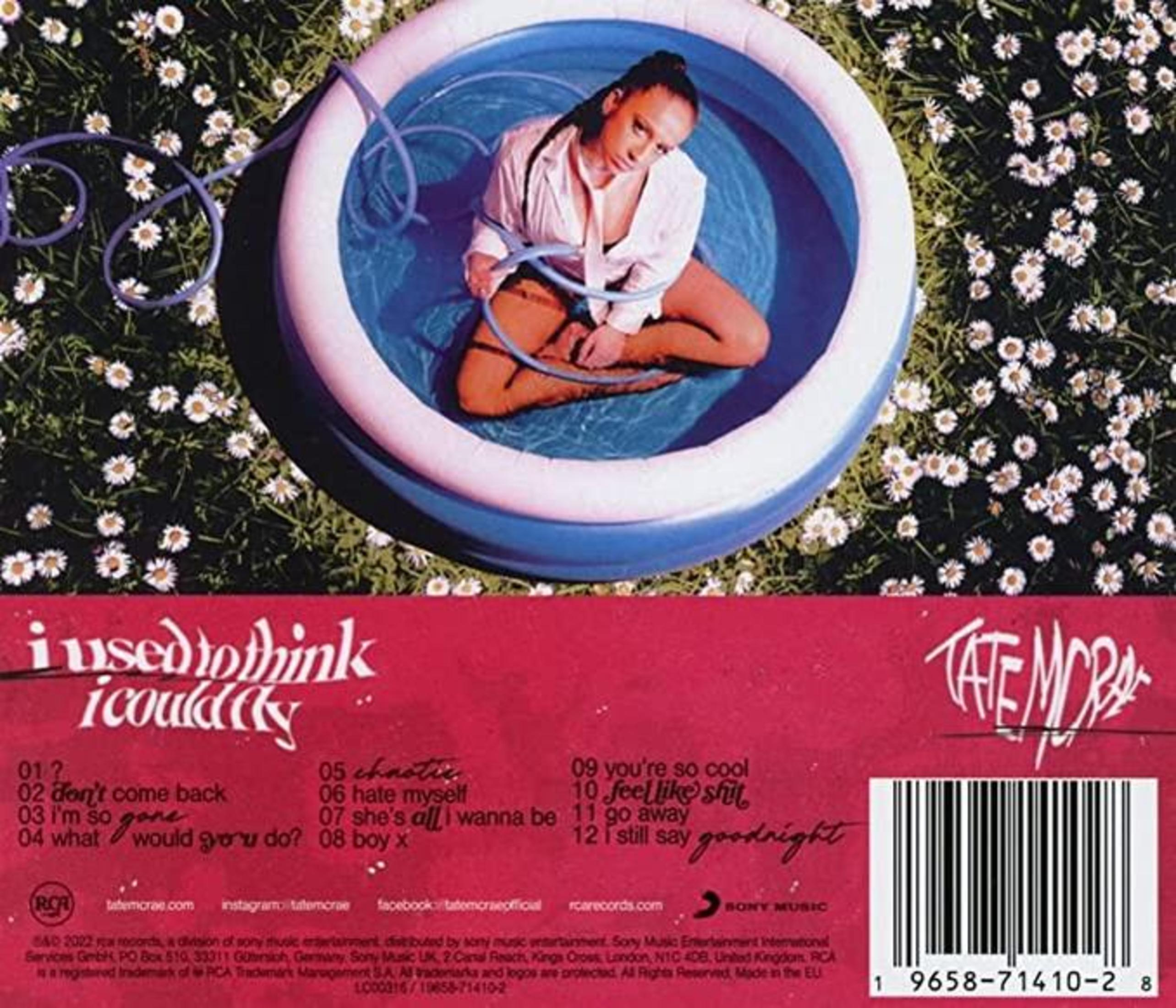 Eine Frau sitzt in einem aufblasbaren Pool mit Gänseblümchen außen und einer Trackliste unten.