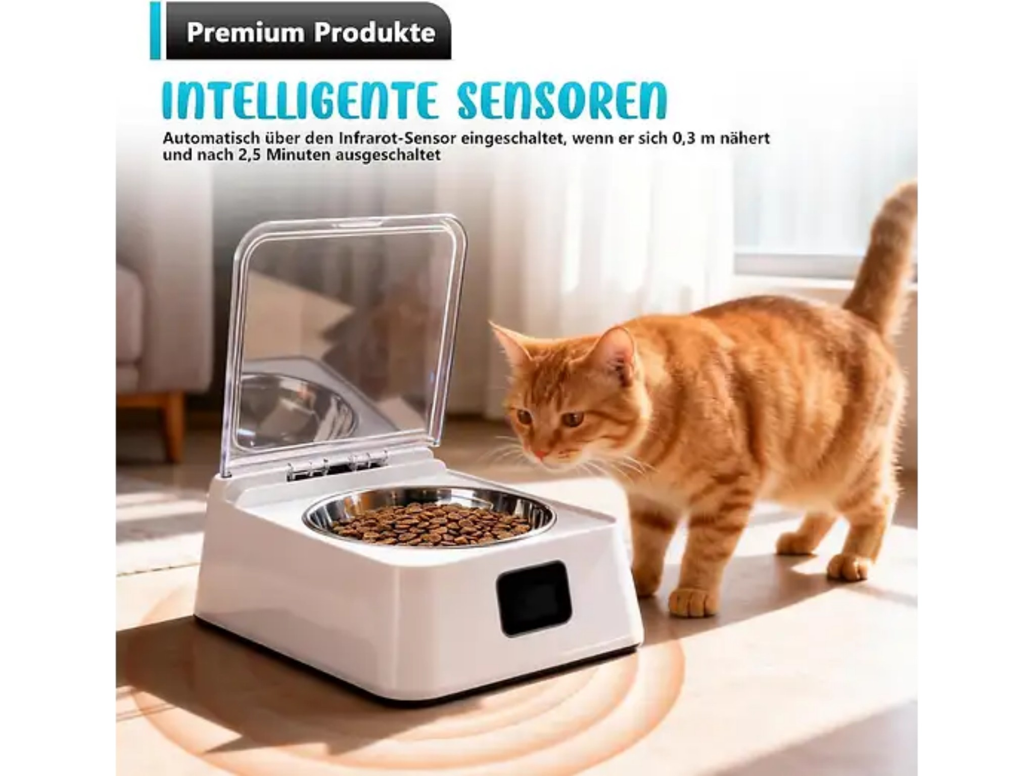 Eine orange gestreifte Katze steht neben einem weißen automatischen Futternapf mit geöffnetem Deckel und Trockenfutter.