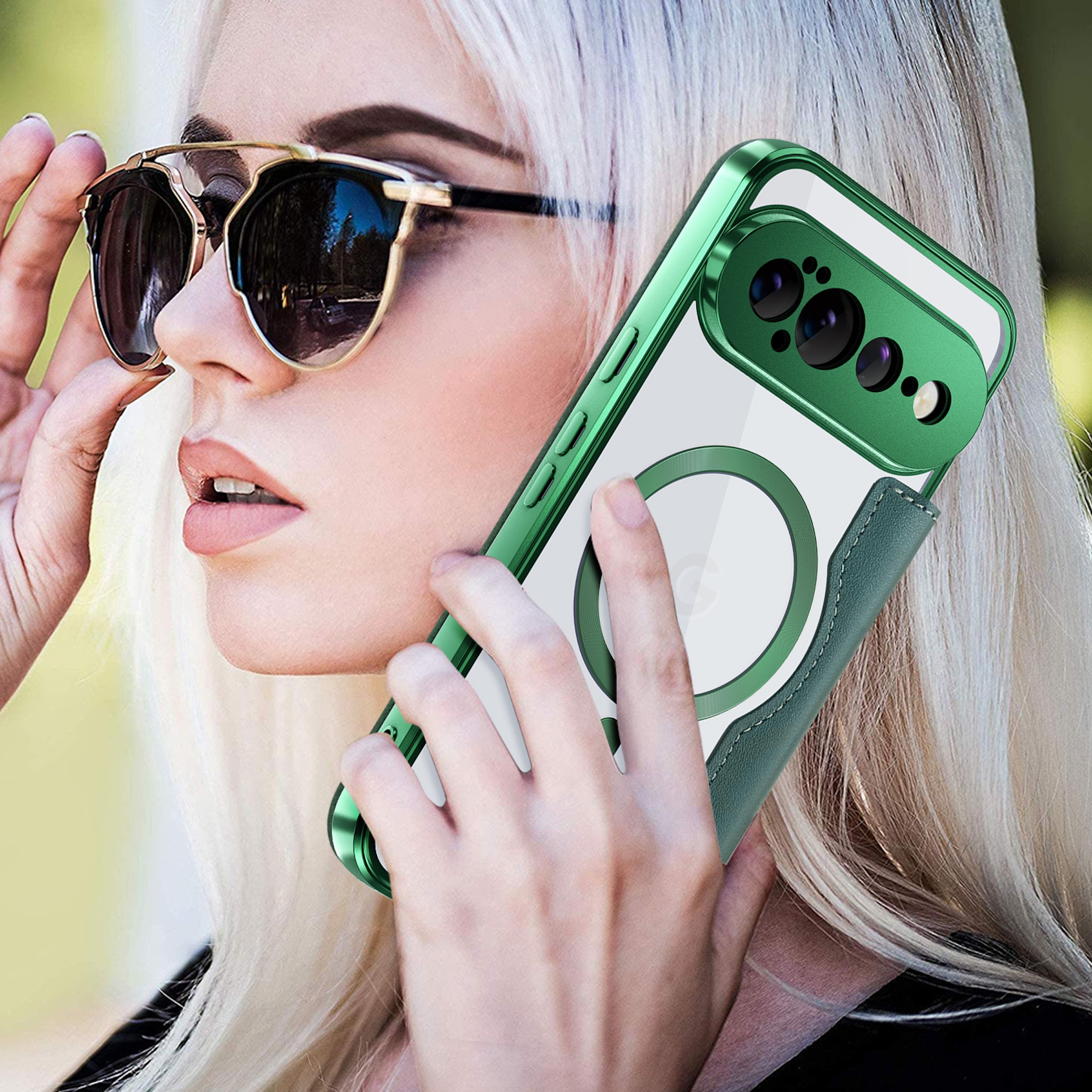 Blonde Frau mit Sonnenbrille telefoniert an einem grünen Smartphone mit Schutzhülle.