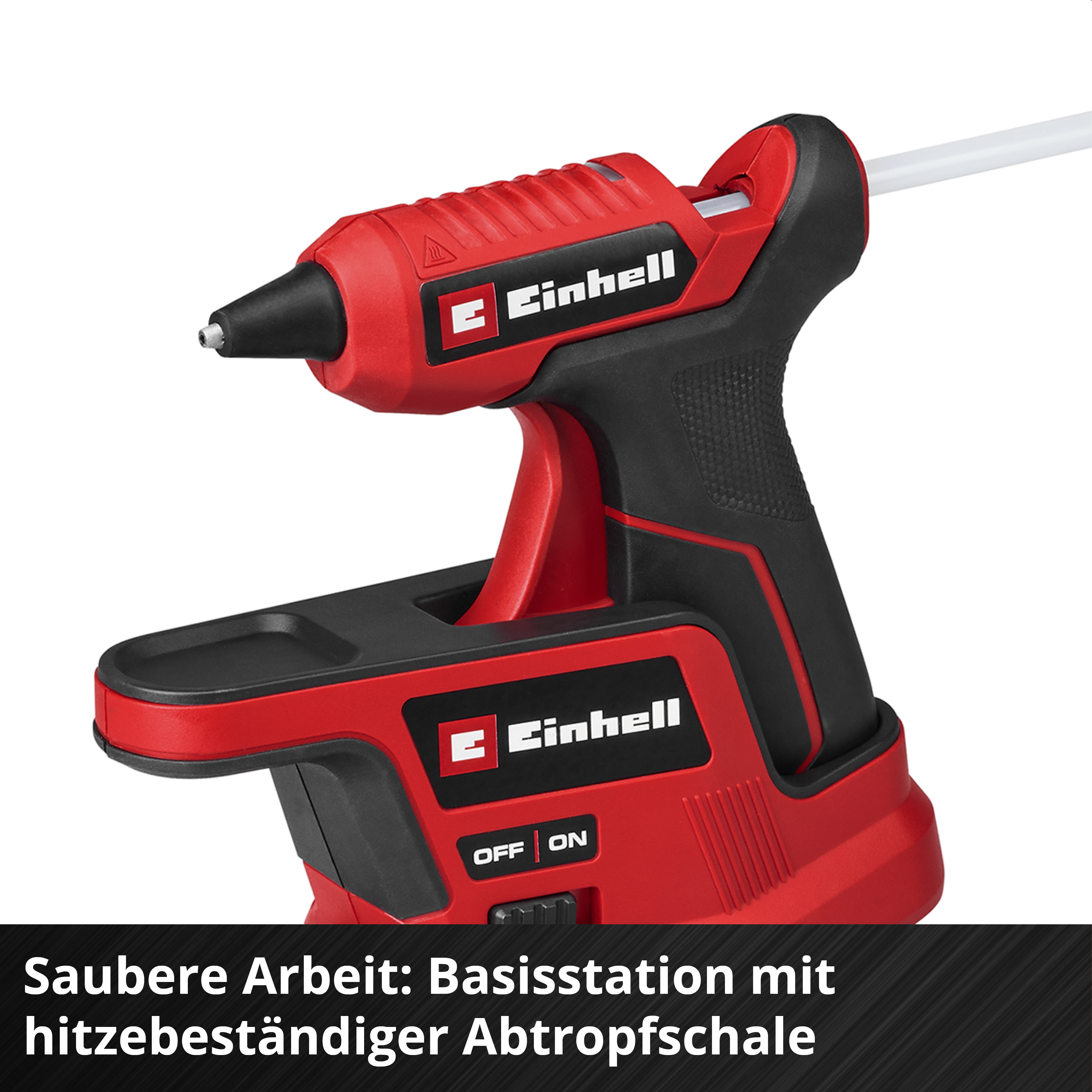 Rote Einhell Heißklebepistole in ihrer Ladestation mit Abtropfschale und weißem Klebestift.