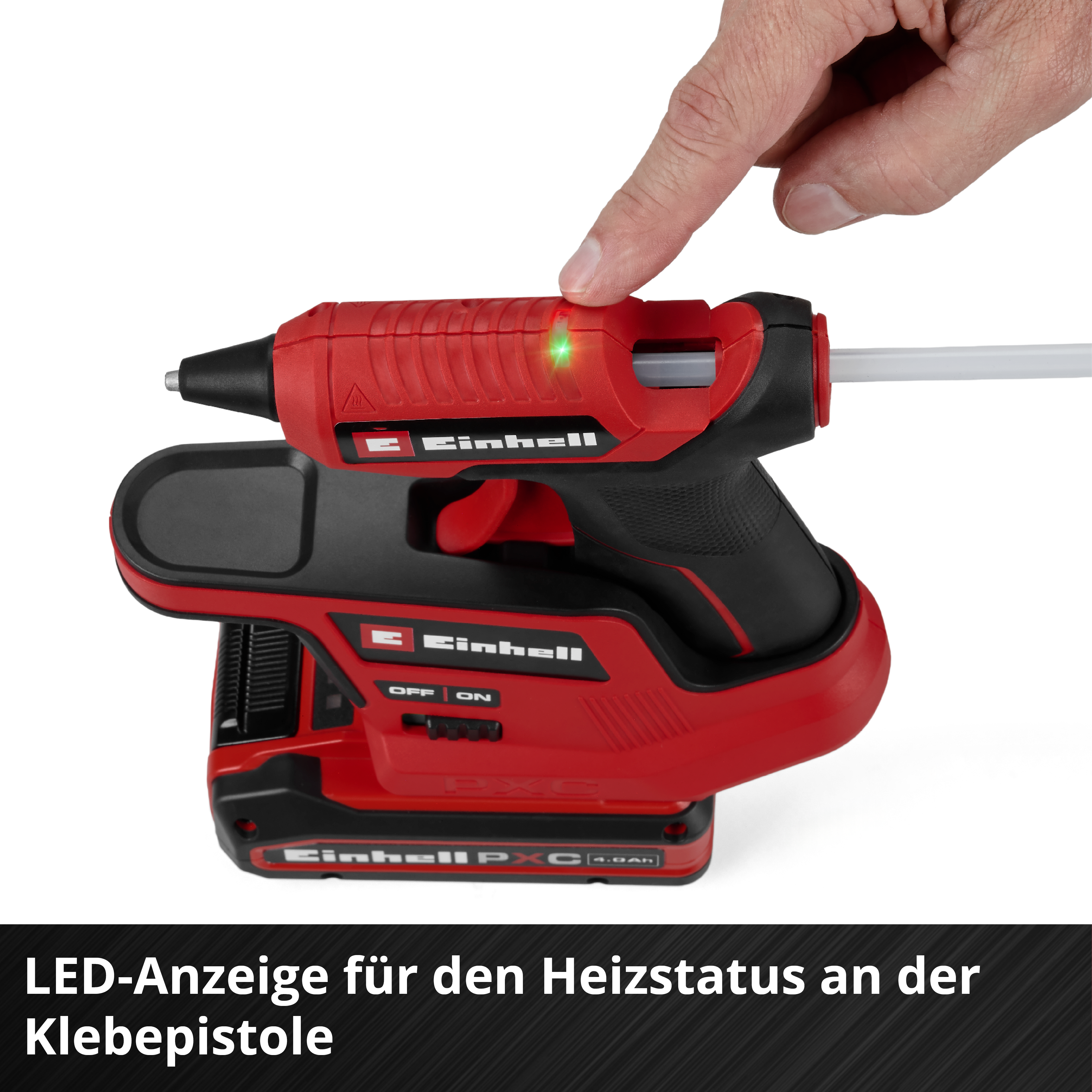 Ein Finger drückt auf eine rot-schwarze Einhell-Heißklebepistole mit grünem LED-Licht.