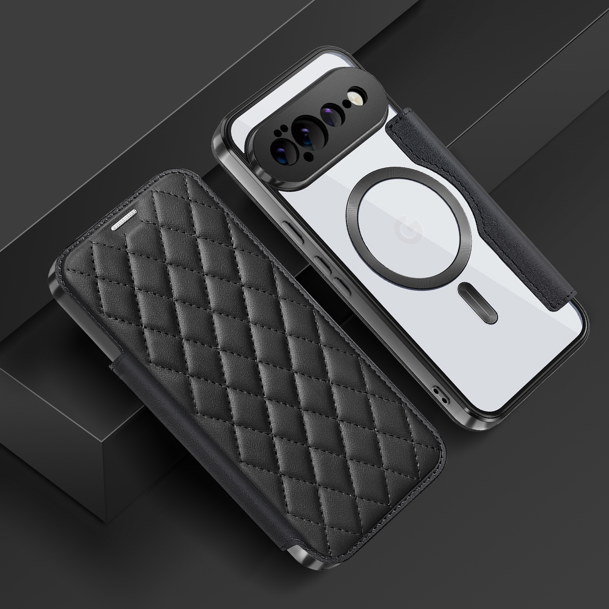 Ein Smartphone in einer Klarsichthülle mit Magnetring und ein schwarzes, gestepptes Ledercase auf dunkler Oberfläche.