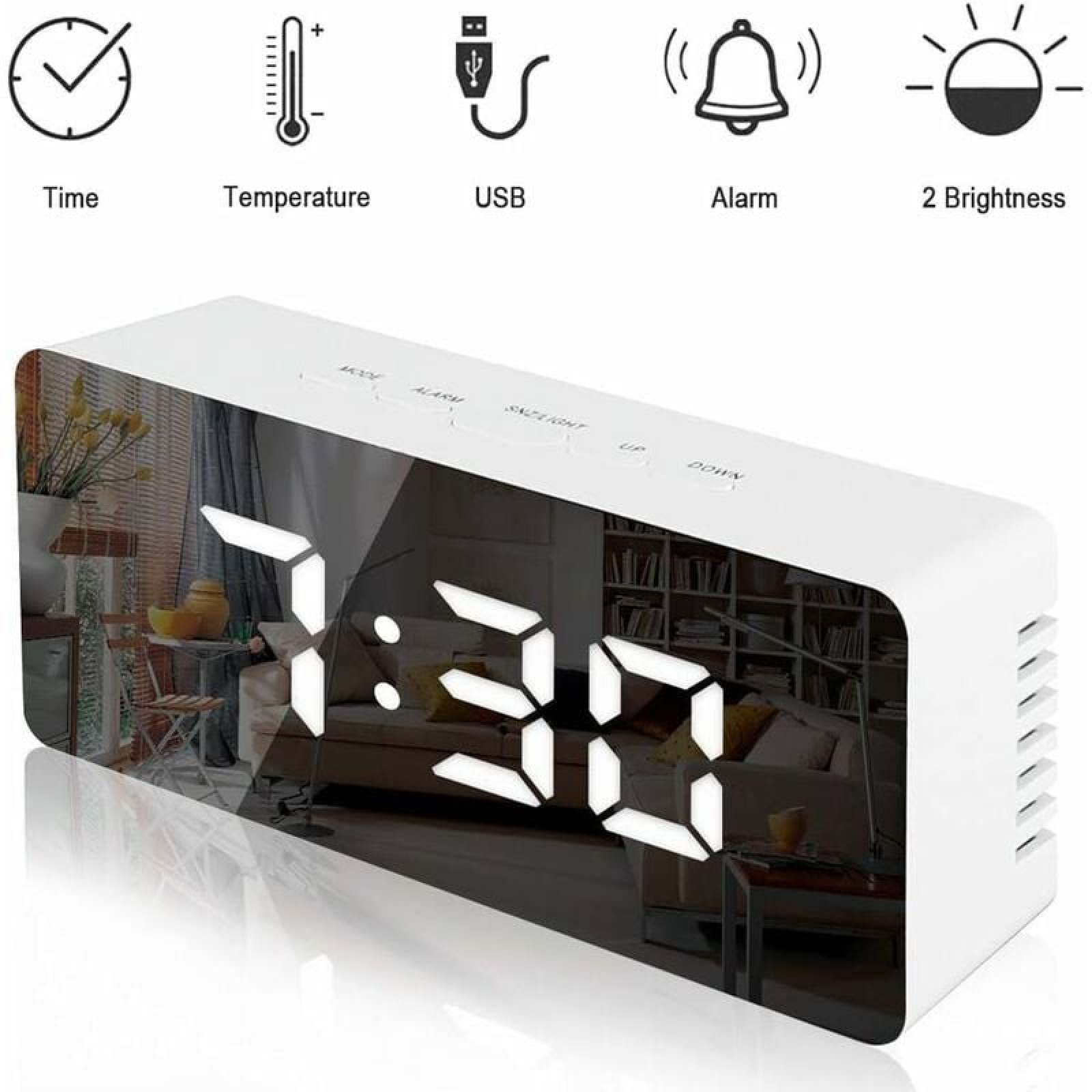 Digitaler Spiegelwecker mit weißen LED-Zahlen zeigt Zeit, Temperatur, USB-Anschluss, Alarm und Helligkeit.