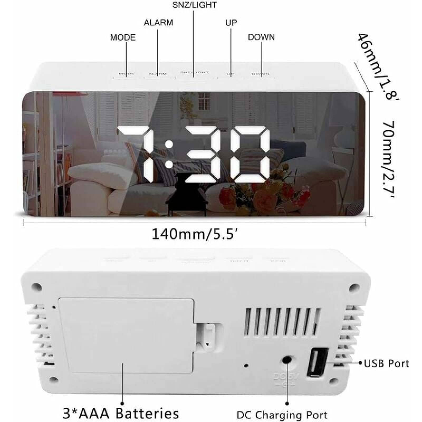 Weißer LED-Wecker mit Maßen, Tasten oben, Batteriefach und USB-Anschluss.