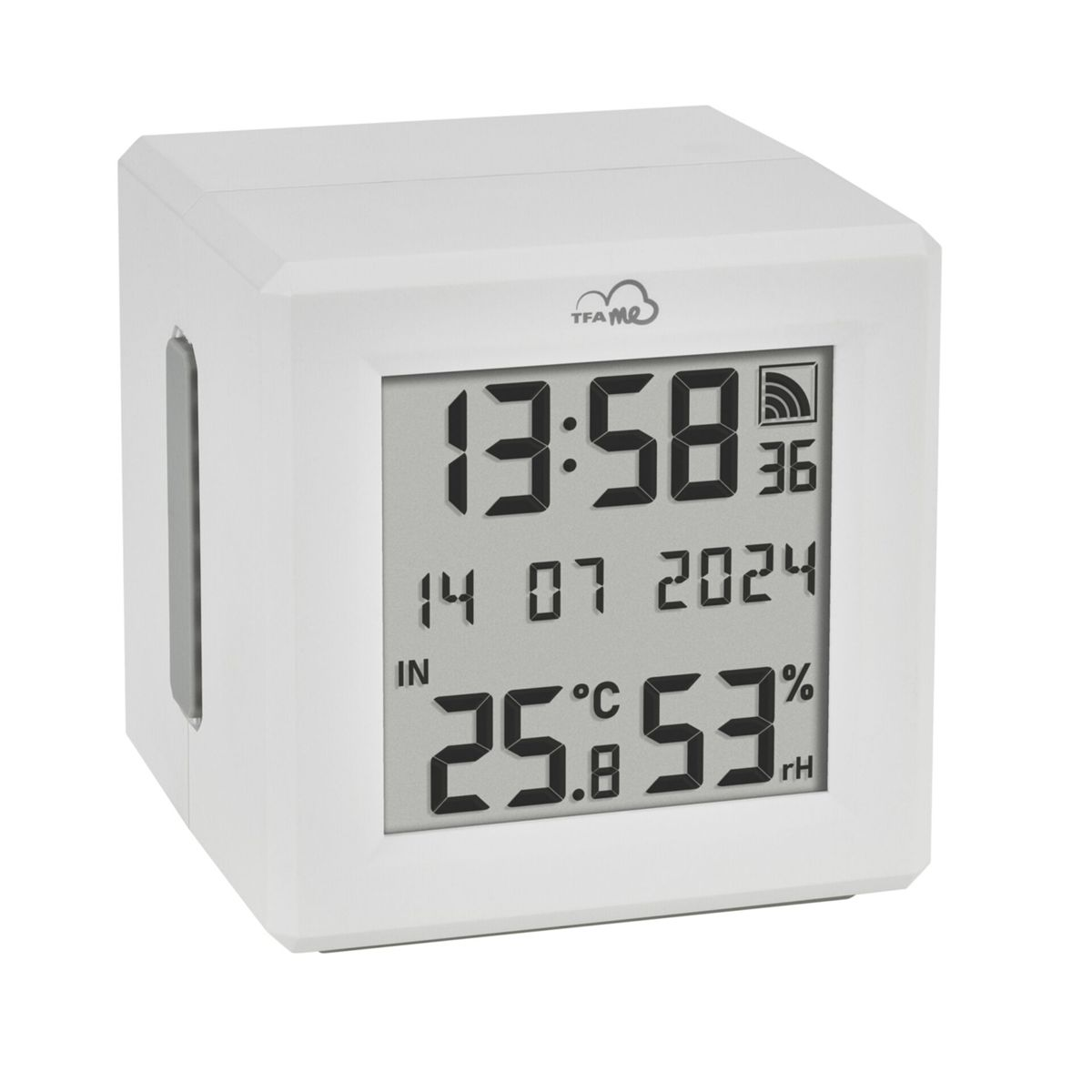 Ein weißer, kubusförmiger Digitalwecker zeigt Zeit, Datum, Temperatur und Luftfeuchtigkeit an.