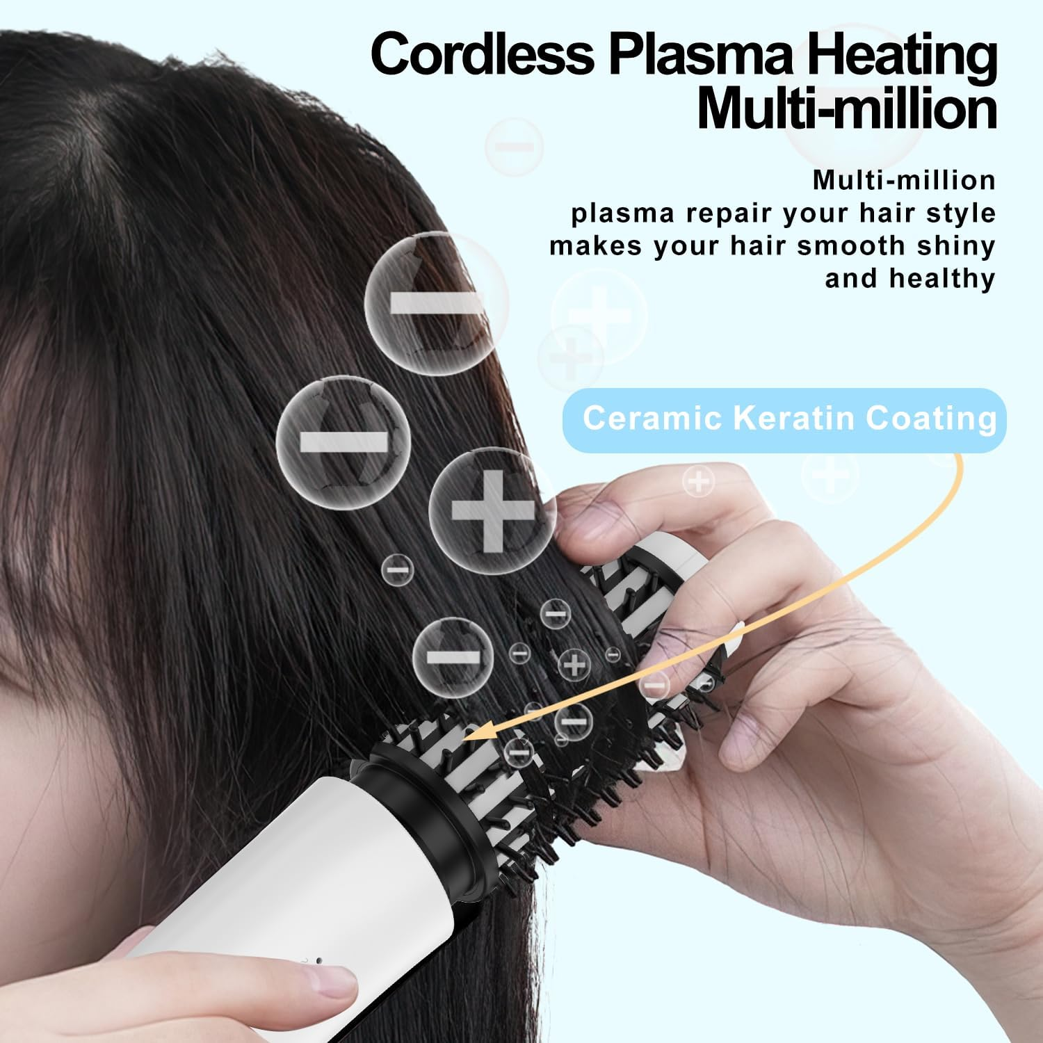 Hand verwendet eine Haarbürste mit Plasmatechnologie bei langem dunklem Haar mit Plus- und Minus-Symbolen.