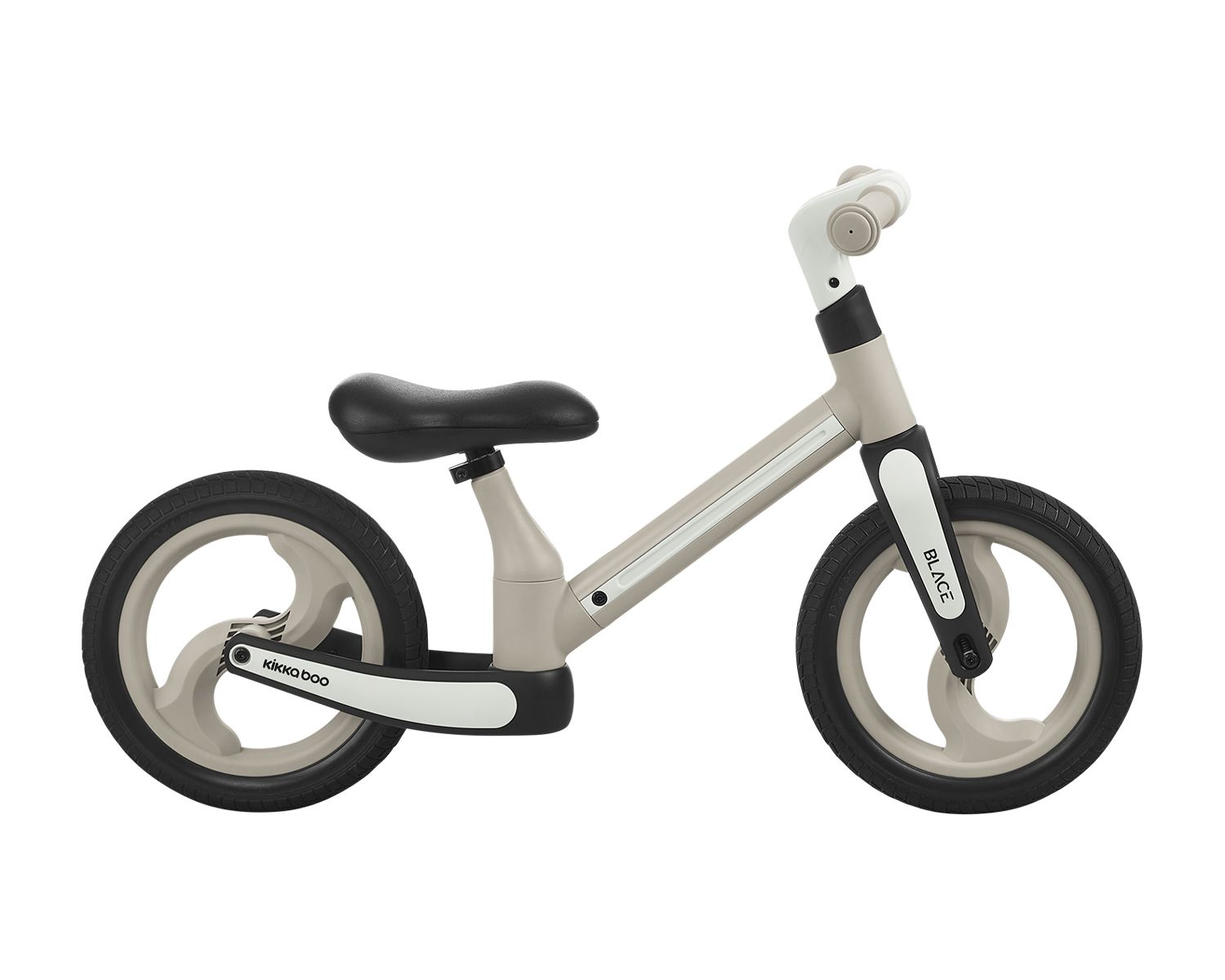 Ein beiges und schwarzes Laufrad für Kinder mit schwarzem Sitz und speichenlosen Rädern.