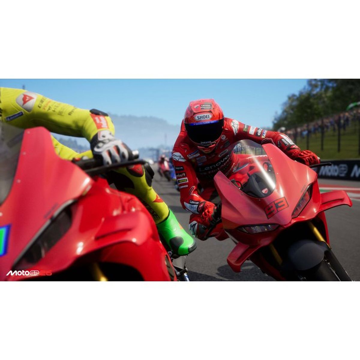 Zwei MotoGP-Rennfahrer auf roten Motorrädern rasen auf einer sonnigen Rennstrecke.