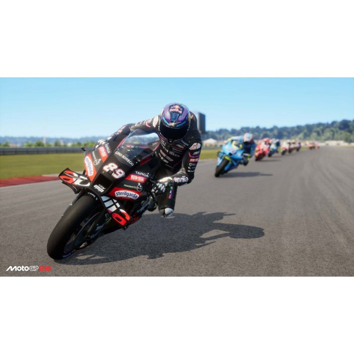 Ein MotoGP-Fahrer fährt auf einem schwarzen Motorrad in Schräglage auf einer Rennstrecke, gefolgt von anderen.