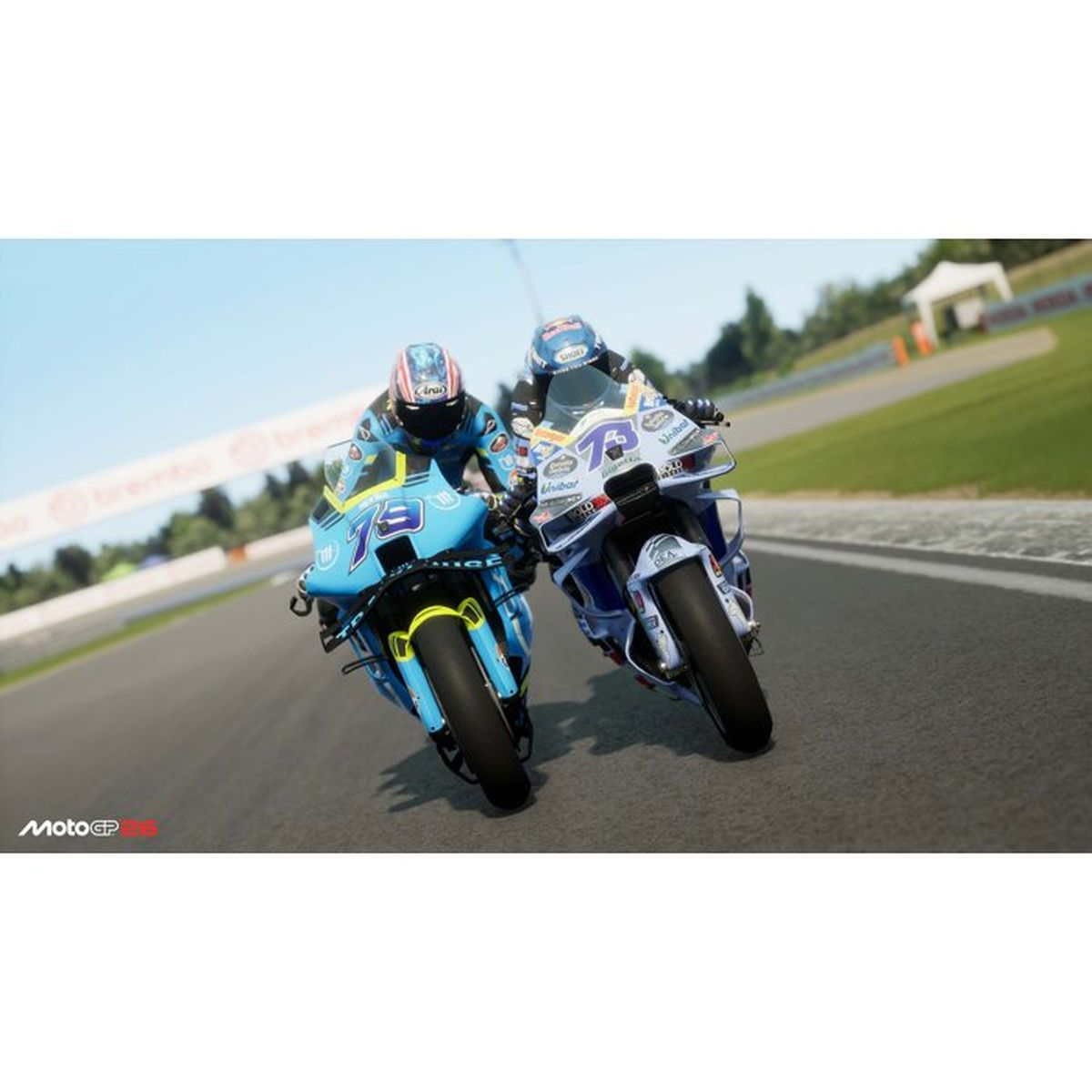 Zwei MotoGP-Rennfahrer rasant auf Motorrädern in blauen Tönen auf einer sonnigen Rennstrecke.