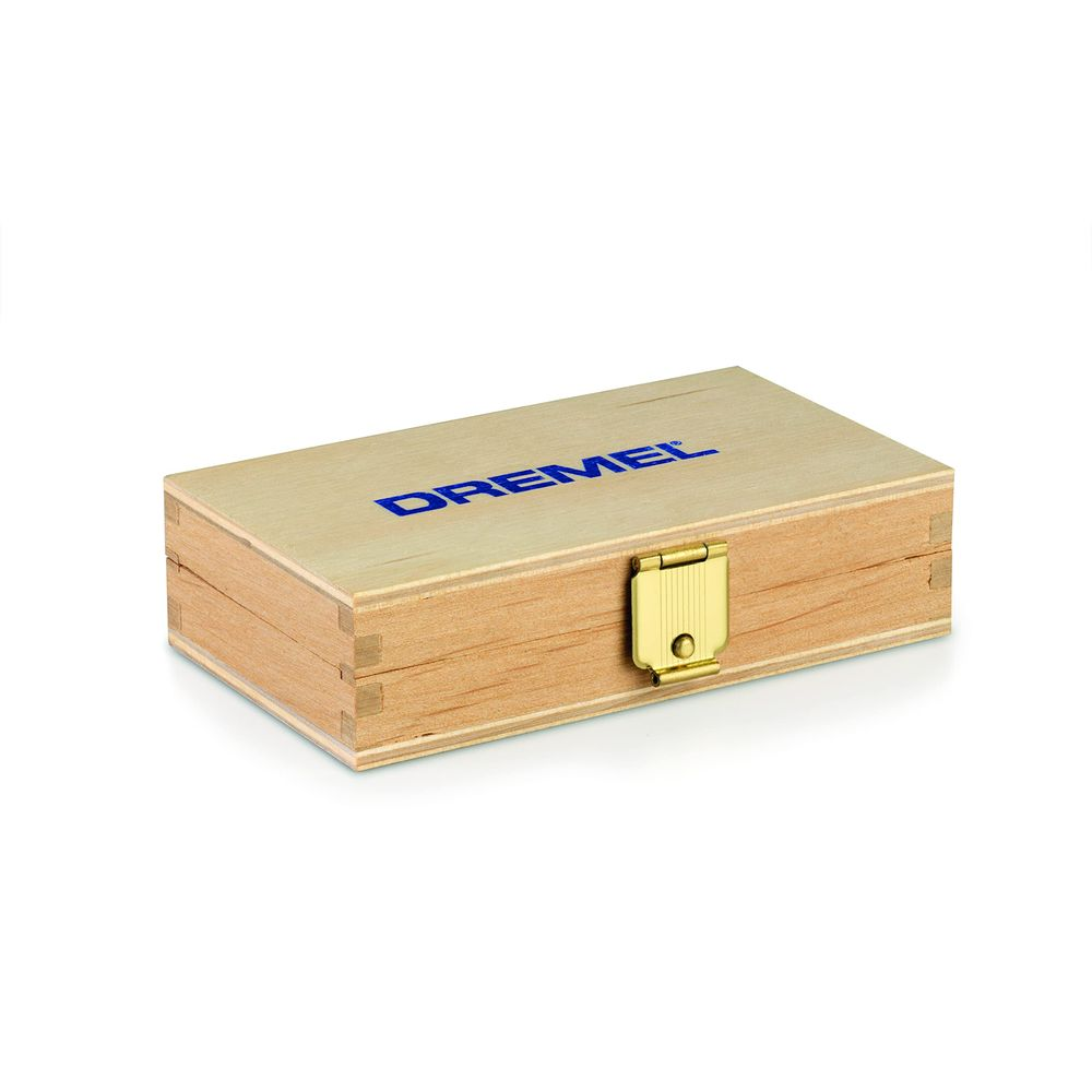 Eine geschlossene Holzkiste mit blauer Dremel-Aufschrift und goldener Messingschnalle auf weißem Hintergrund.