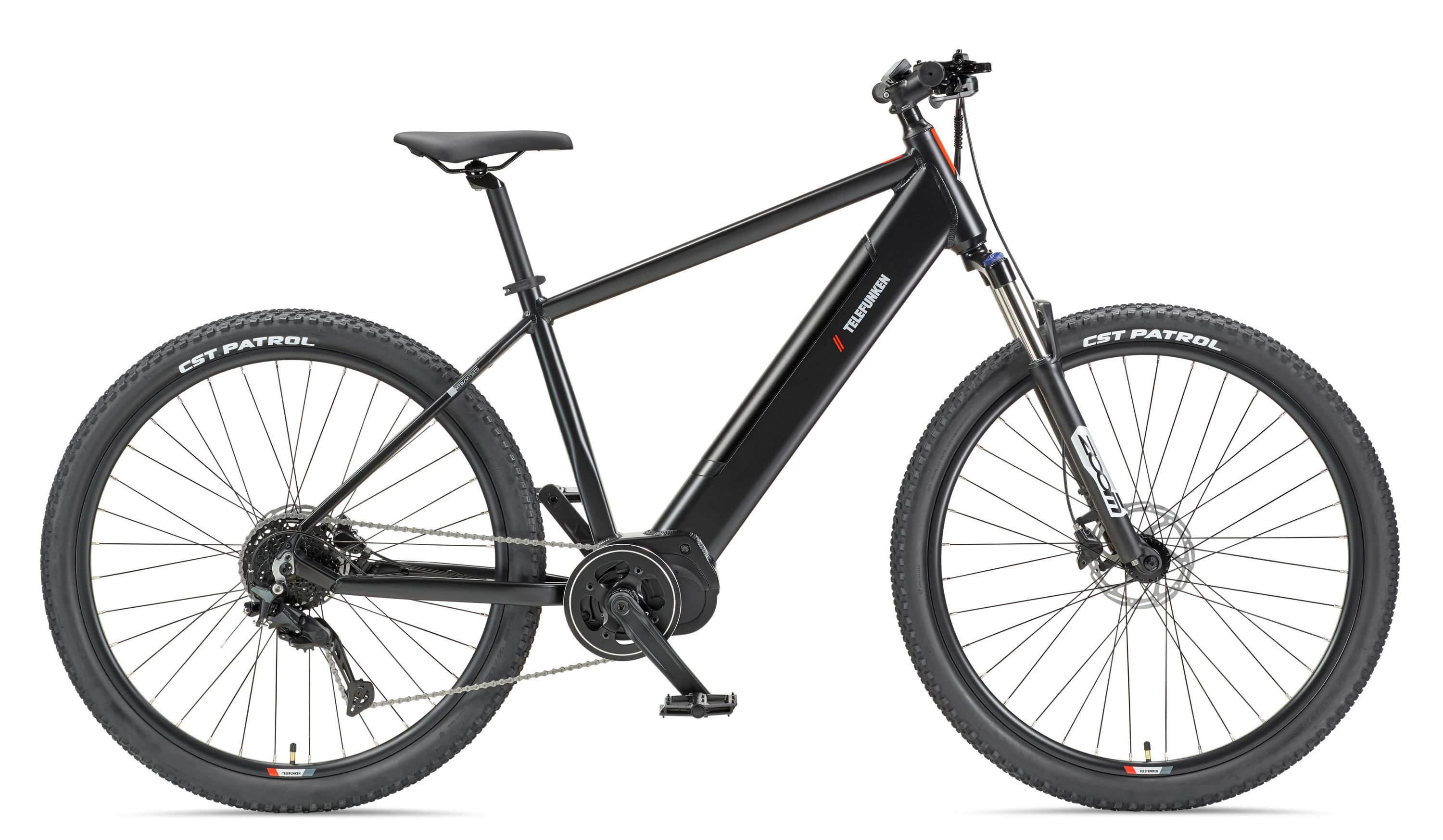 Ein schwarzes Telefunken E-Mountainbike steht seitlich auf weißem Hintergrund mit CST-Patrol-Reifen.