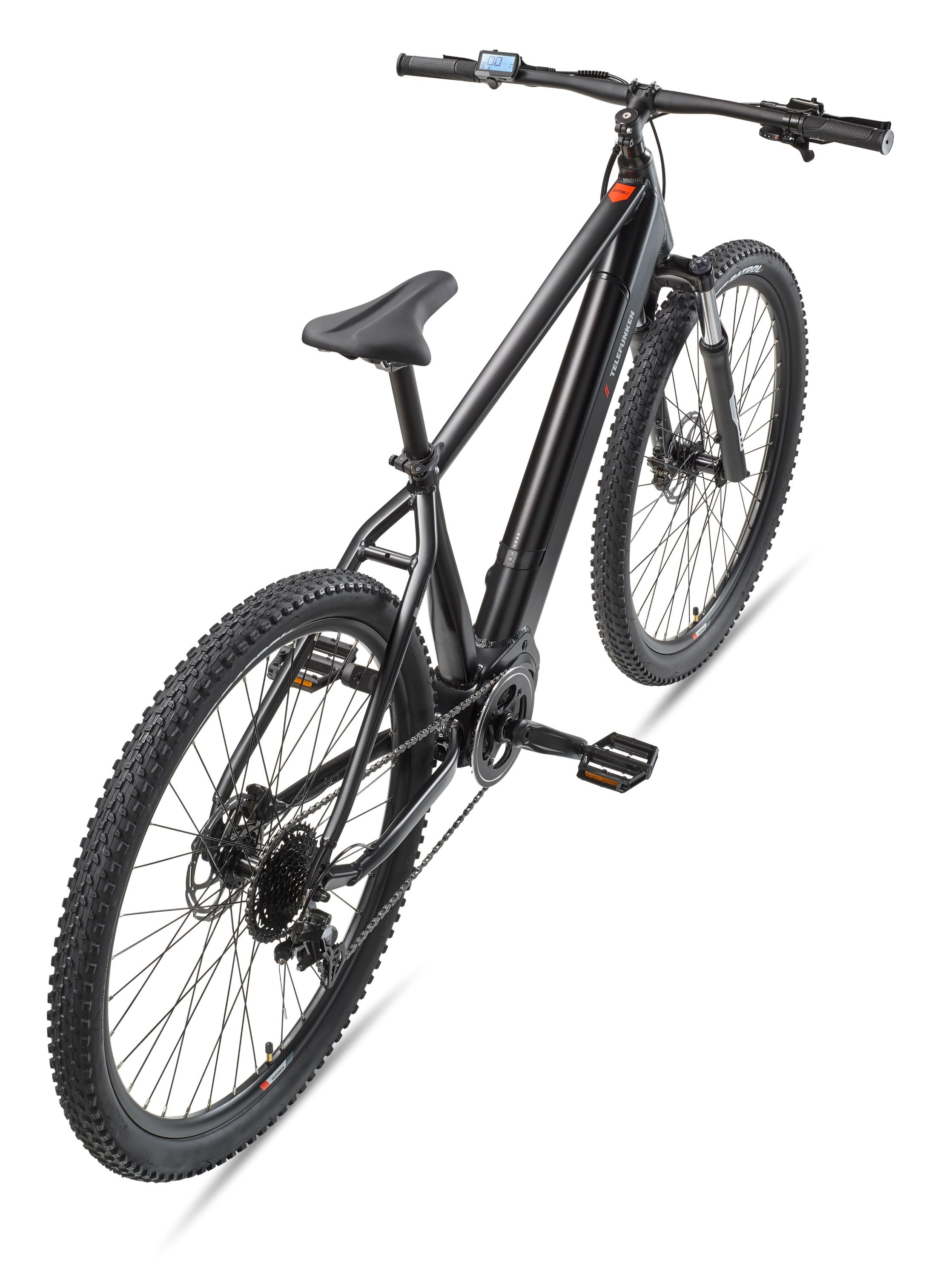 Ein schwarzes E-Mountainbike vor weißem Hintergrund.