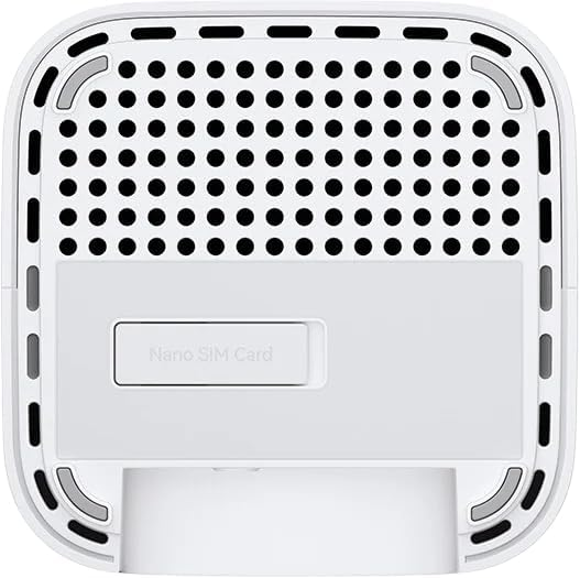Vista inferior de un router blanco con ranuras de ventilación y una ranura para tarjeta Nano SIM.